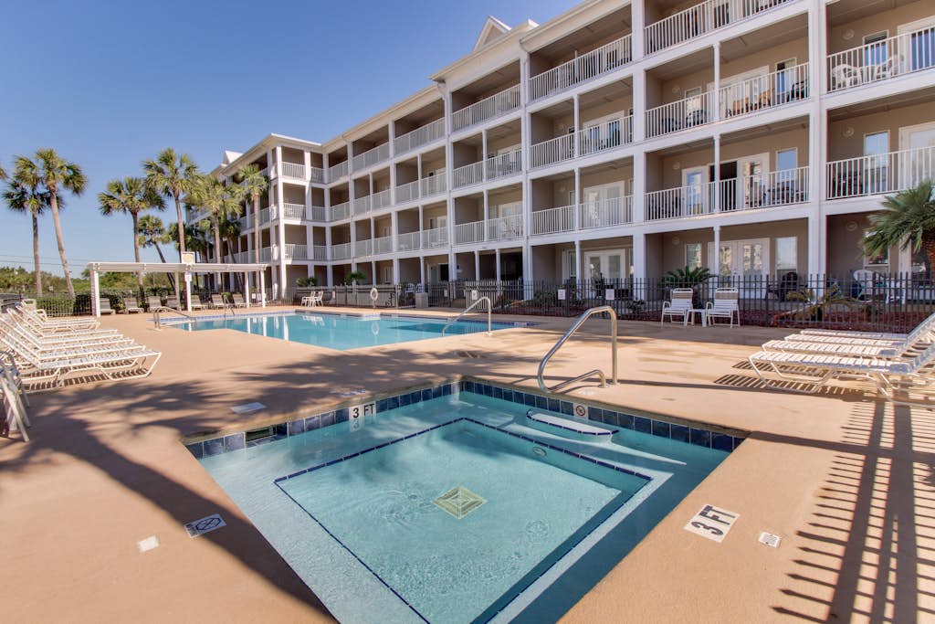 Updated condo with balcony, central AC, pools, hot tub, grills, & beach access