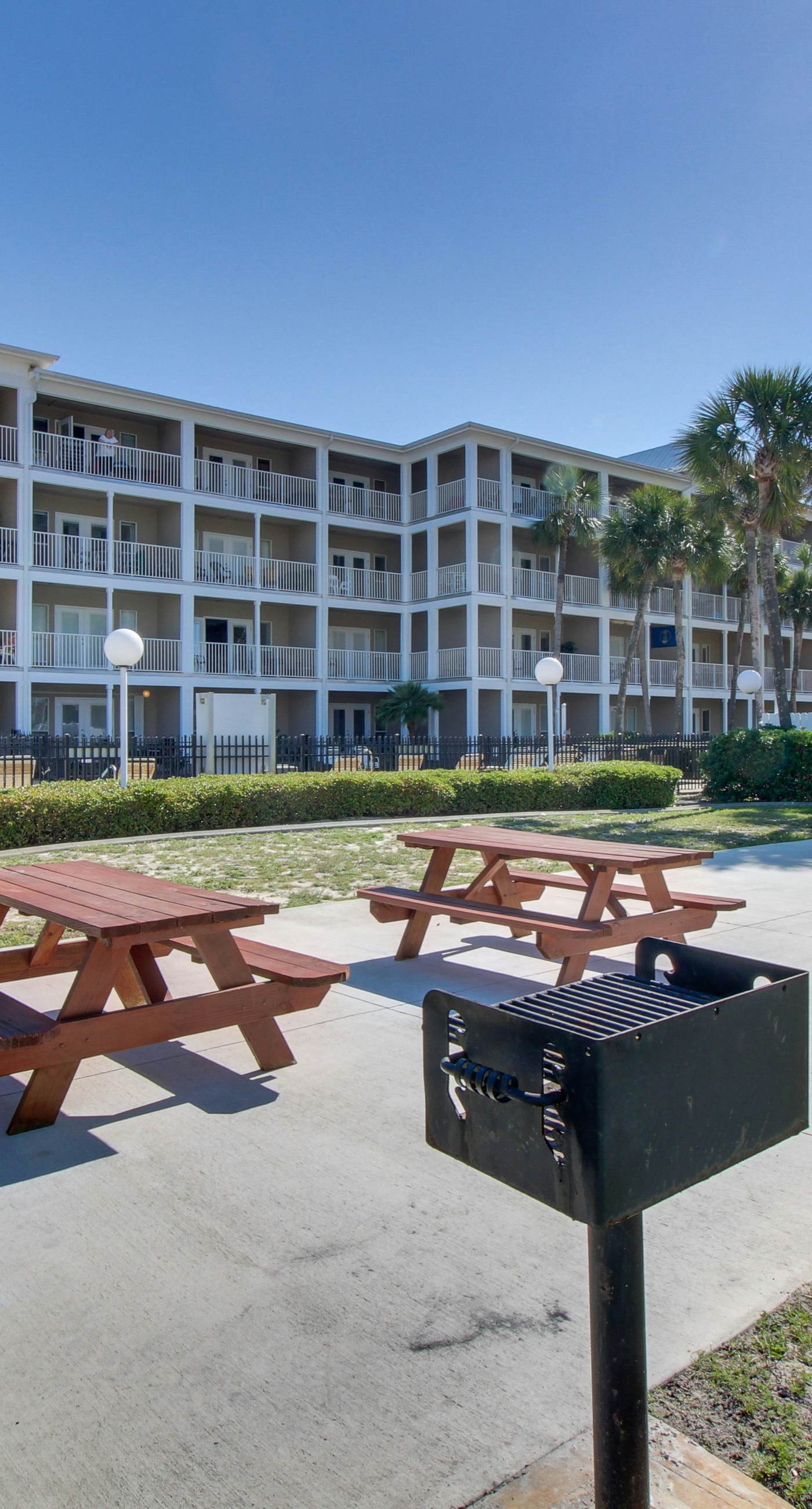 Updated condo with balcony, central AC, pools, hot tub, grills, & beach access