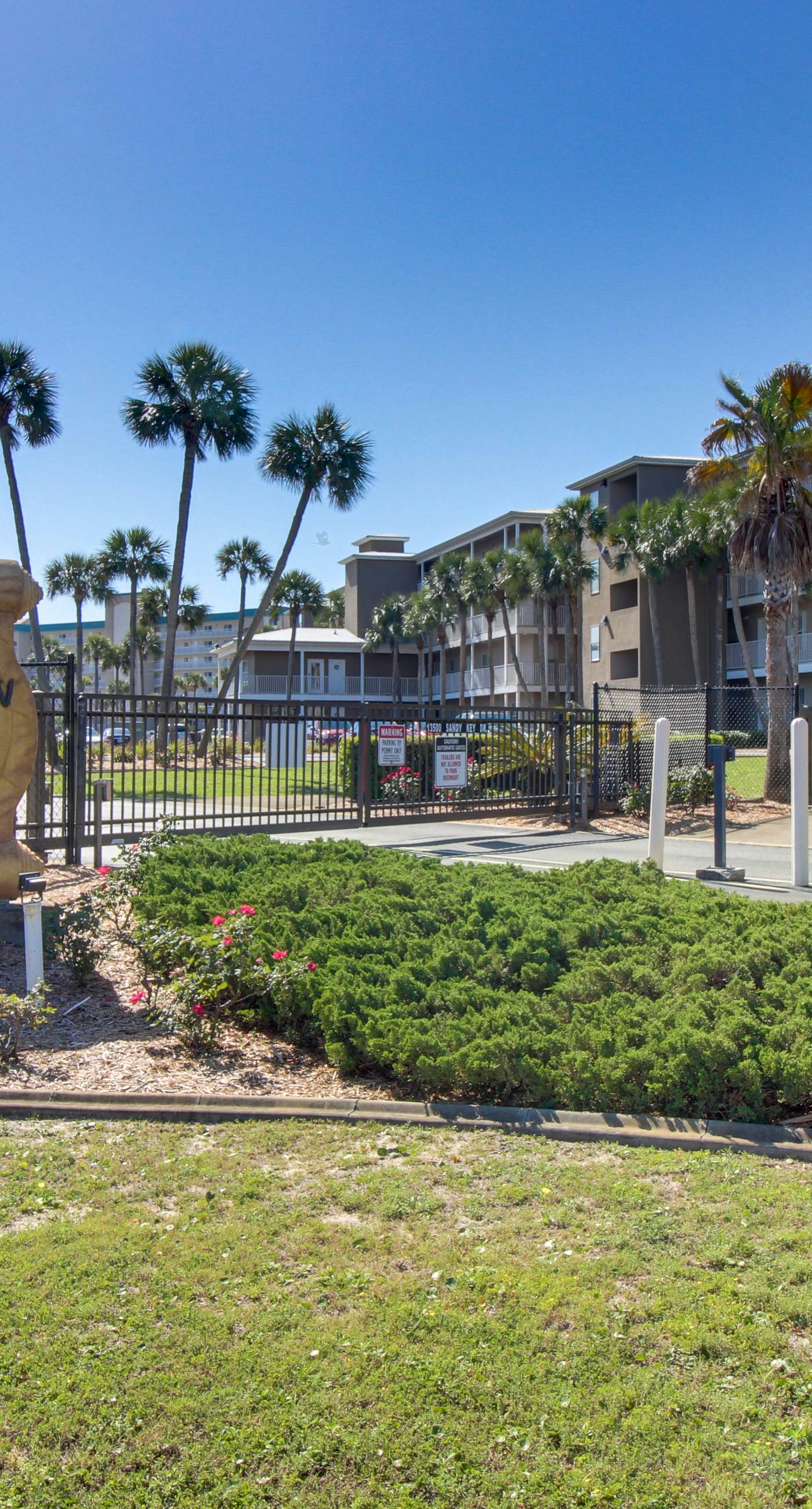 Updated condo with balcony, central AC, pools, hot tub, grills, & beach access