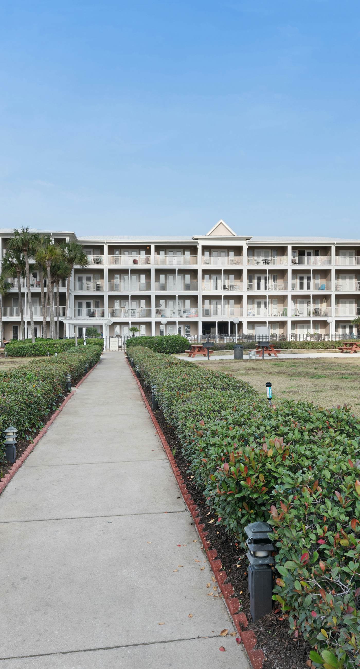 Updated condo with balcony, central AC, pools, hot tub, grills, & beach access