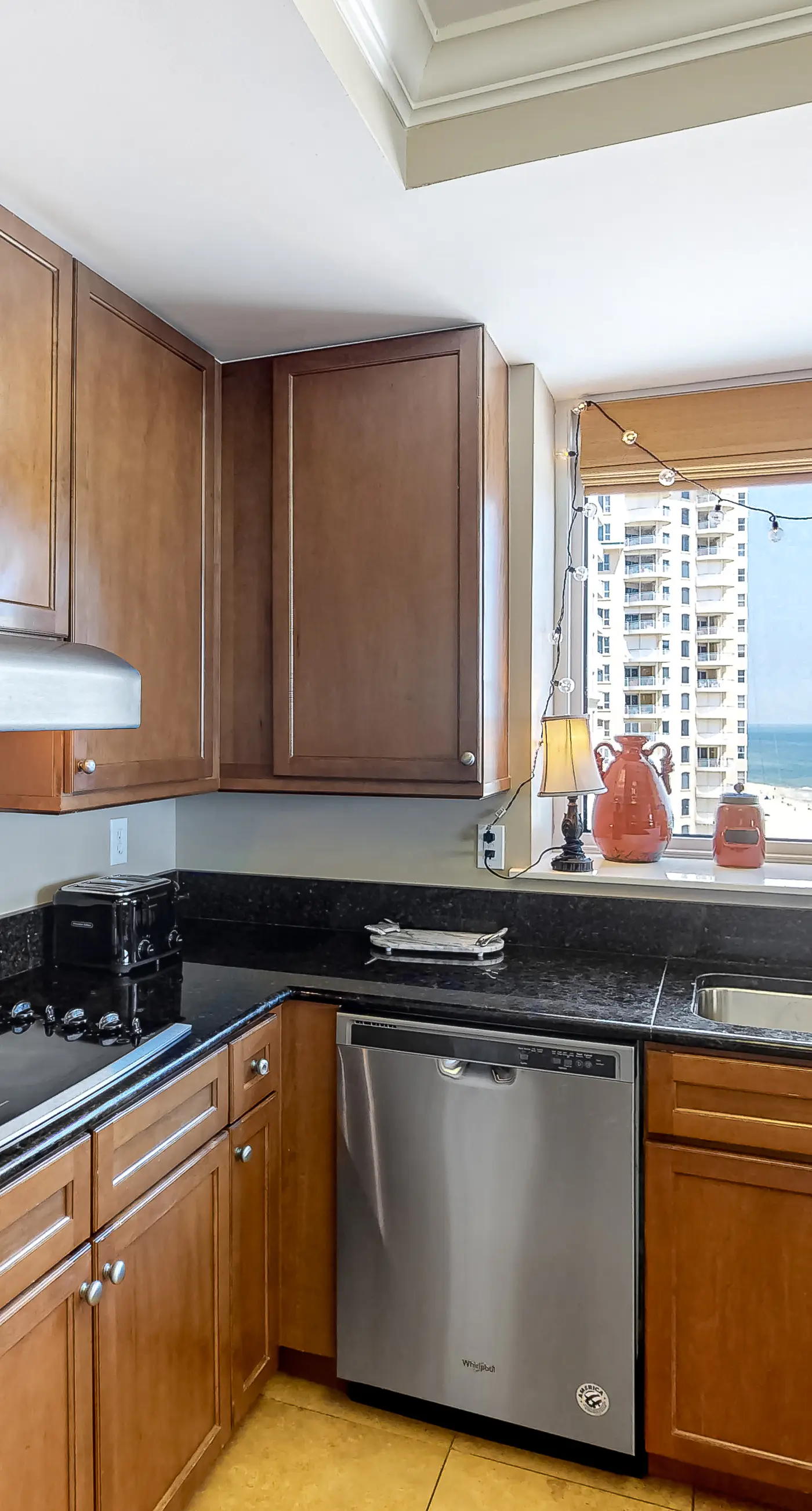 9th-floor open, bright condo with views - close to dining