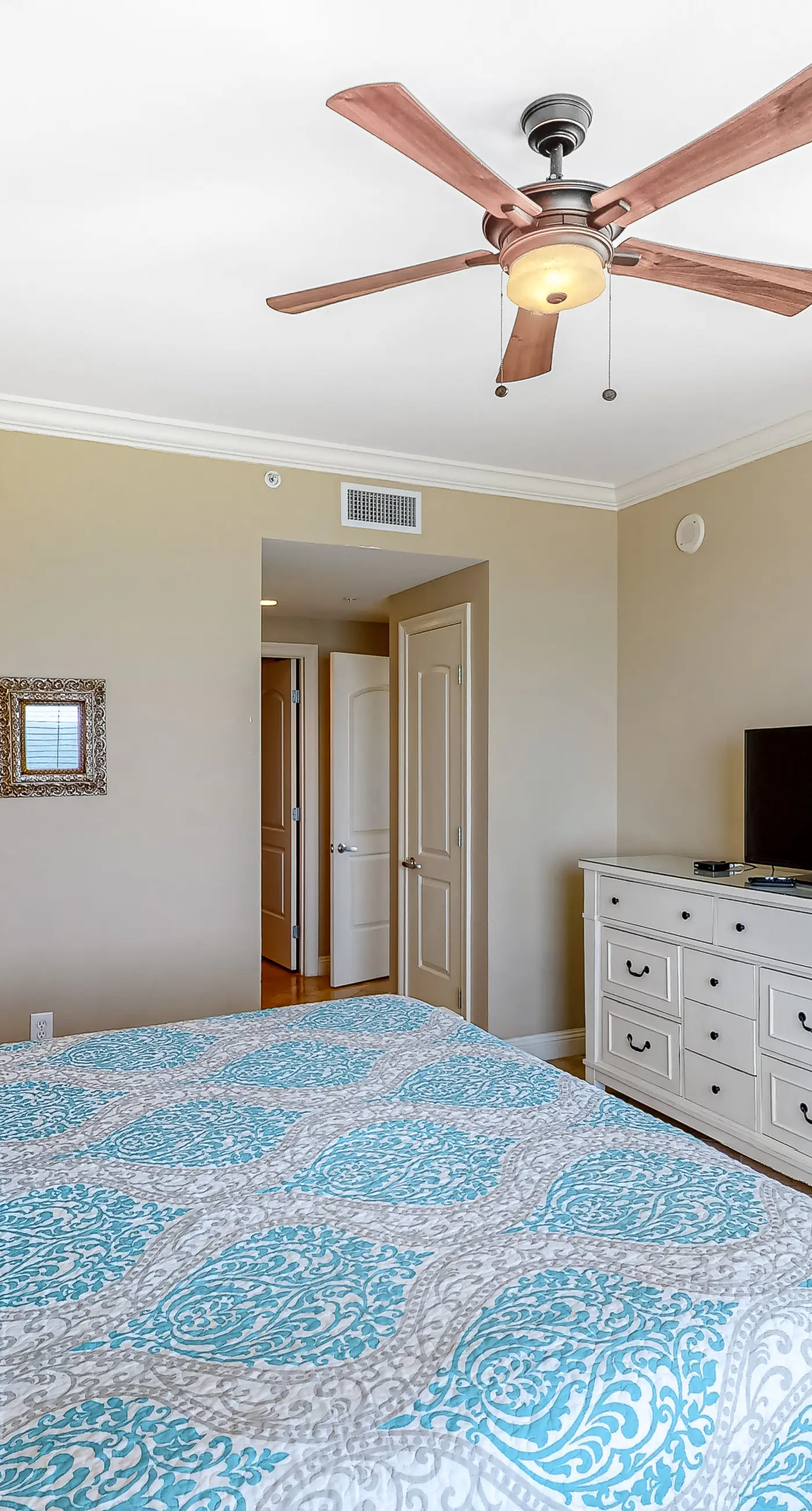 9th-floor open, bright condo with views - close to dining