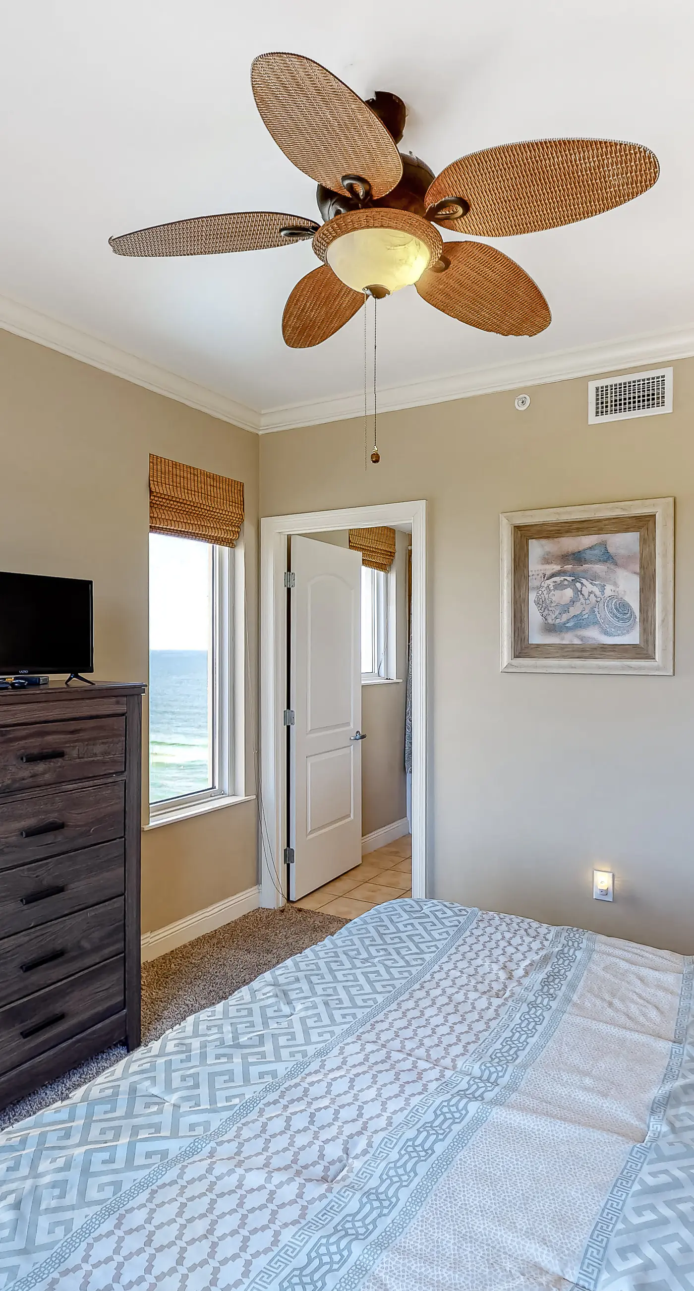 9th-floor open, bright condo with views - close to dining