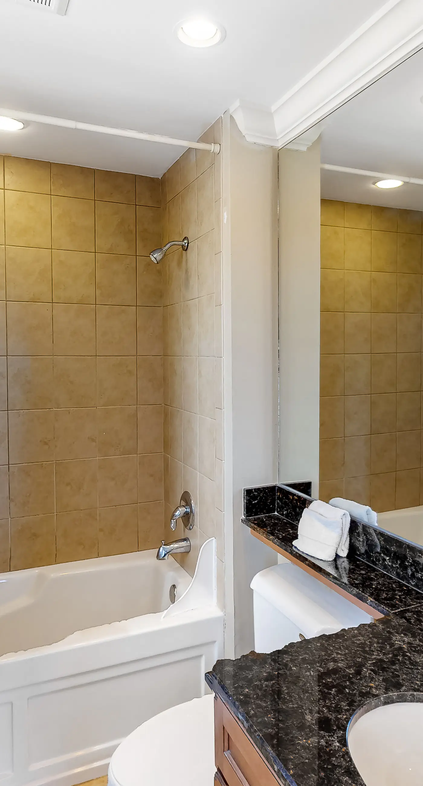 9th-floor open, bright condo with views - close to dining