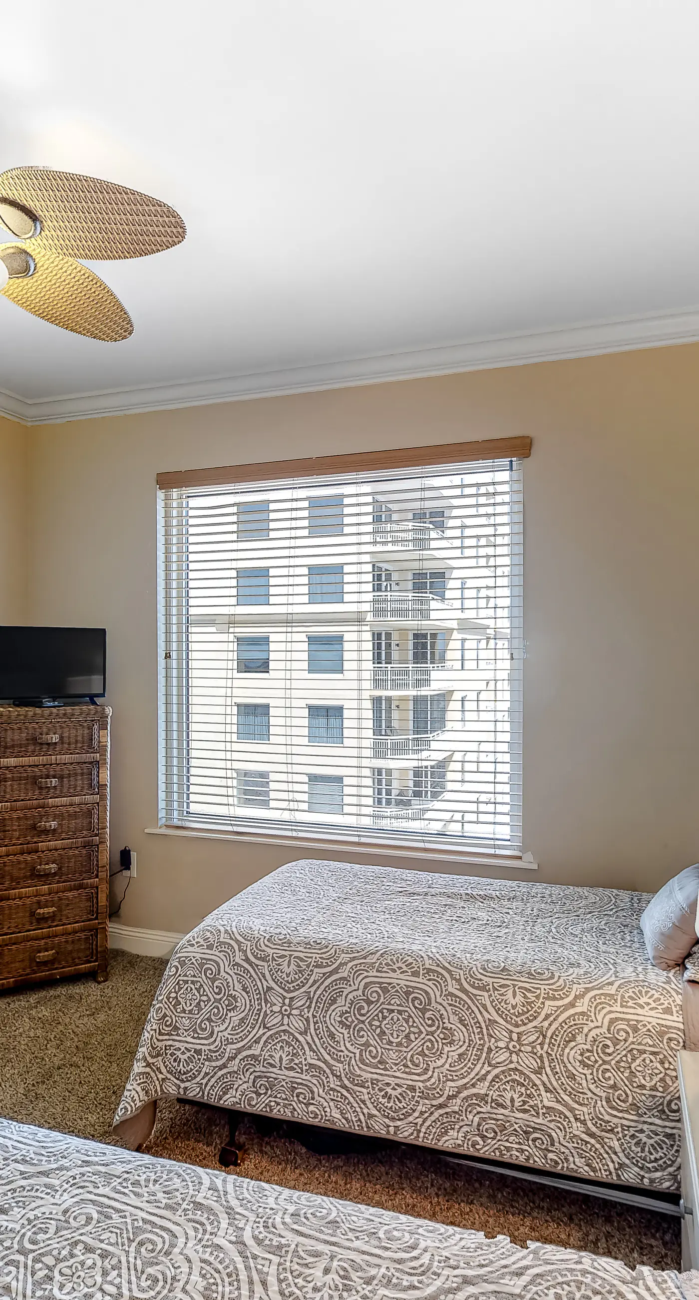 9th-floor open, bright condo with views - close to dining