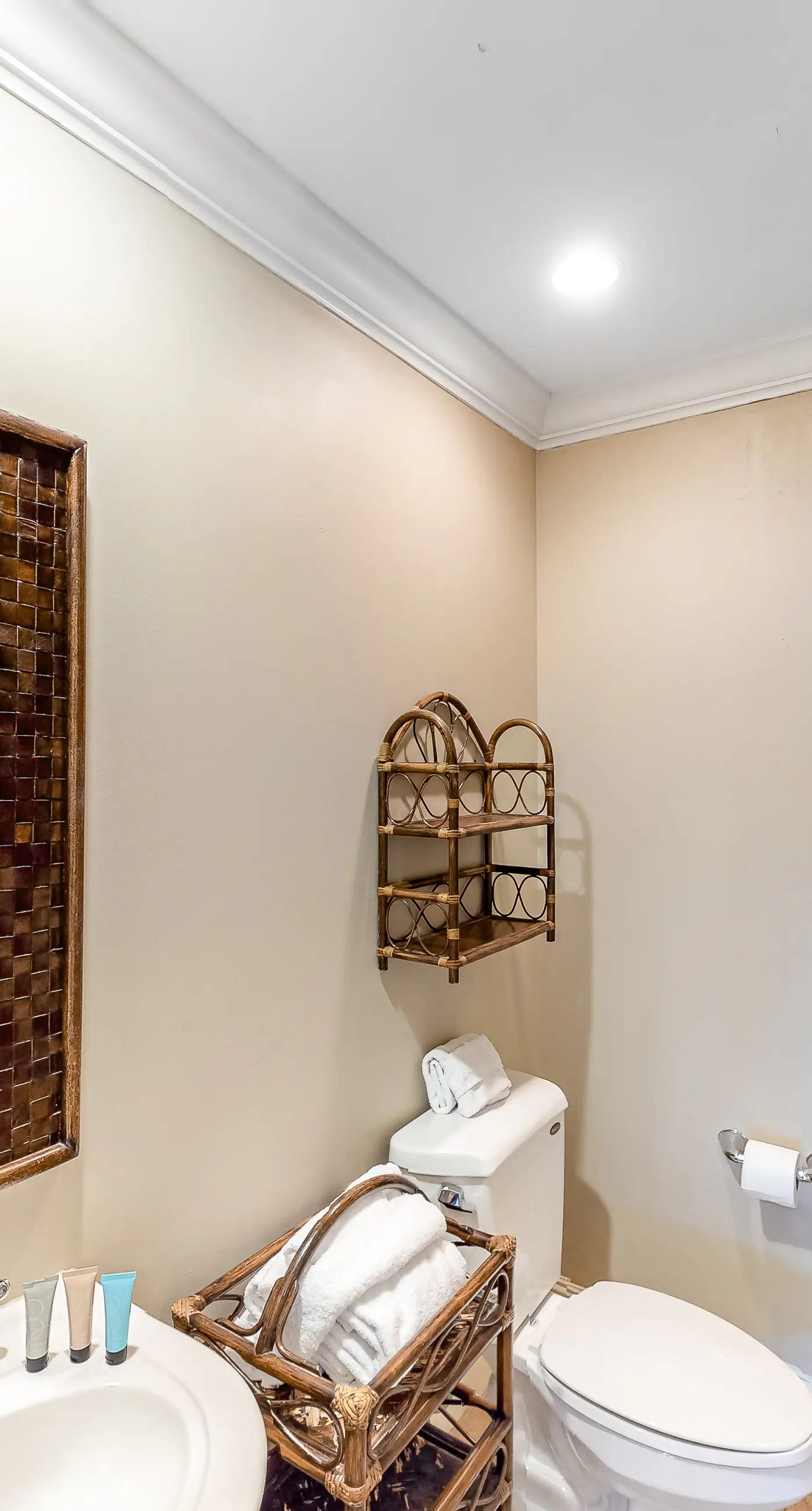 9th-floor open, bright condo with views - close to dining