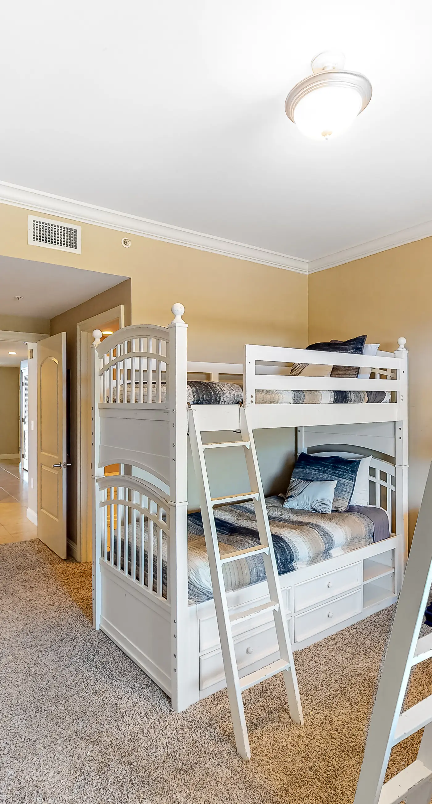 9th-floor open, bright condo with views - close to dining