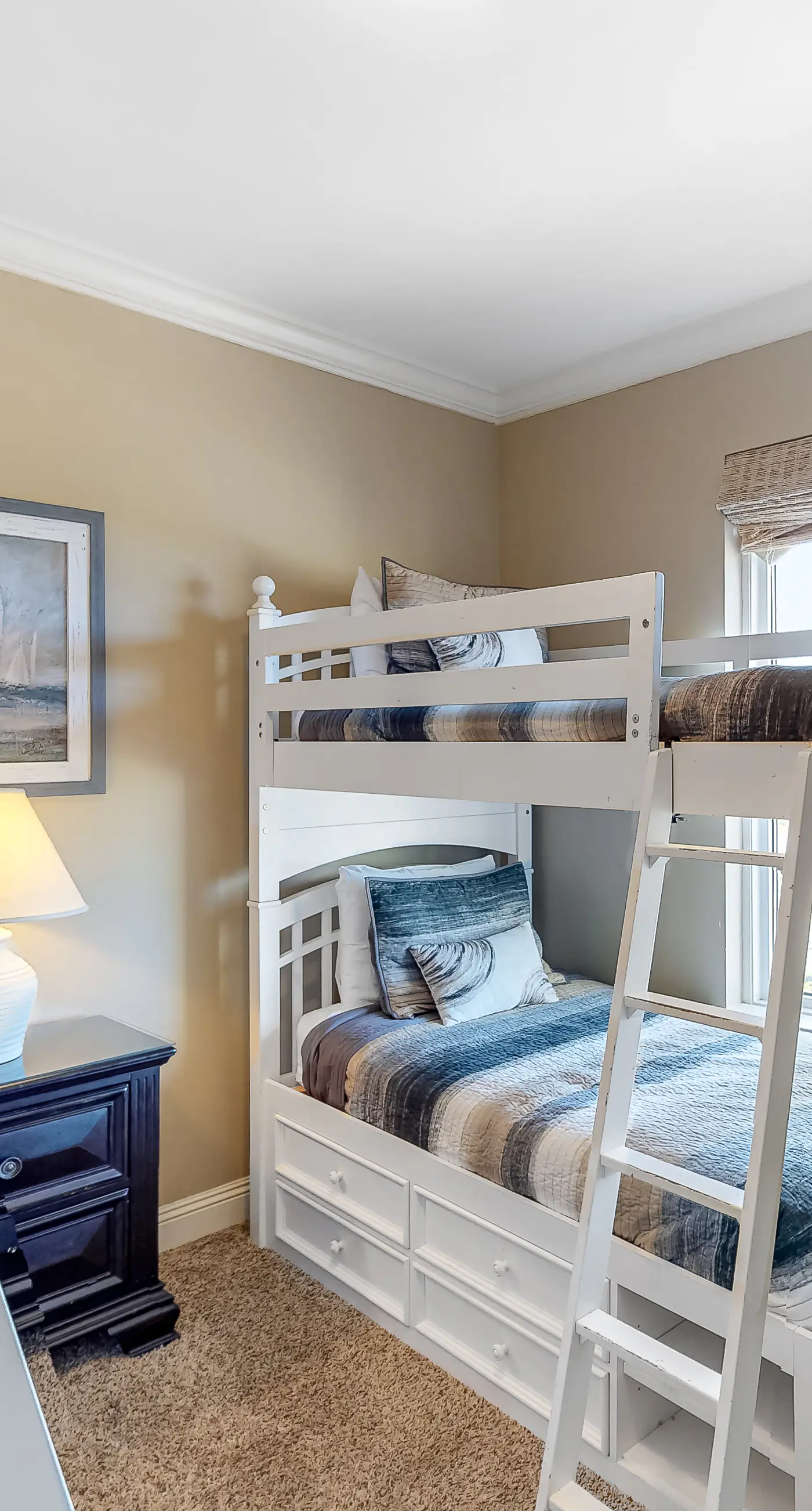 9th-floor open, bright condo with views - close to dining