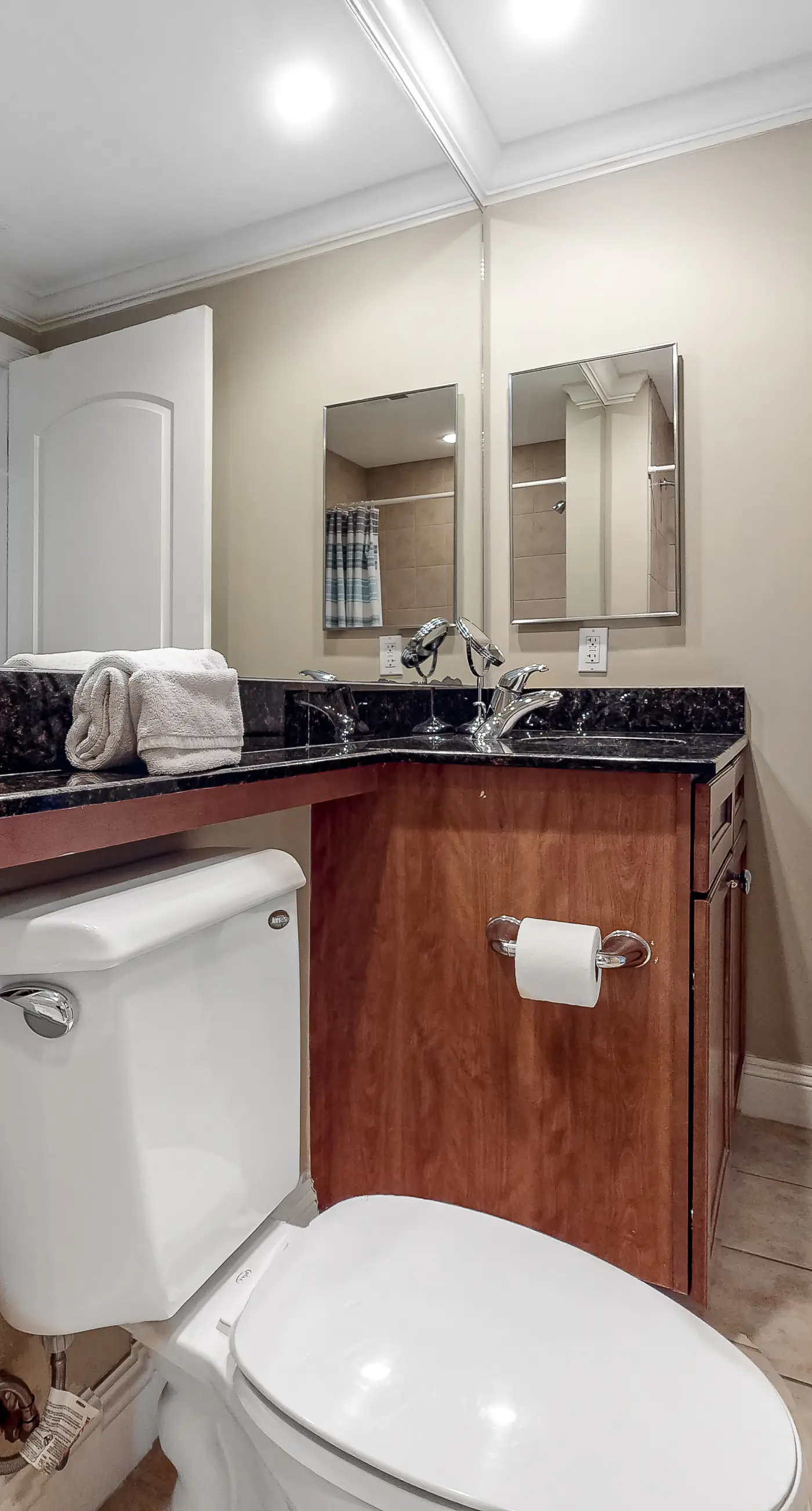 9th-floor open, bright condo with views - close to dining