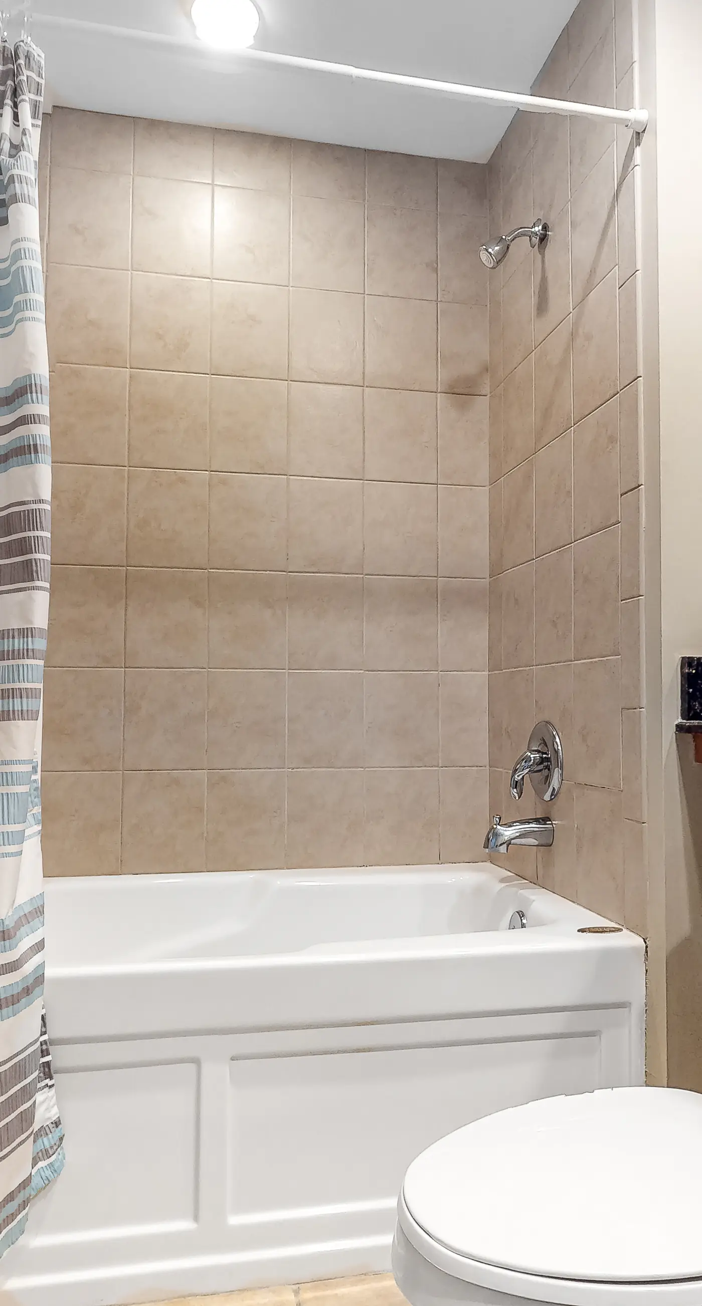 9th-floor open, bright condo with views - close to dining