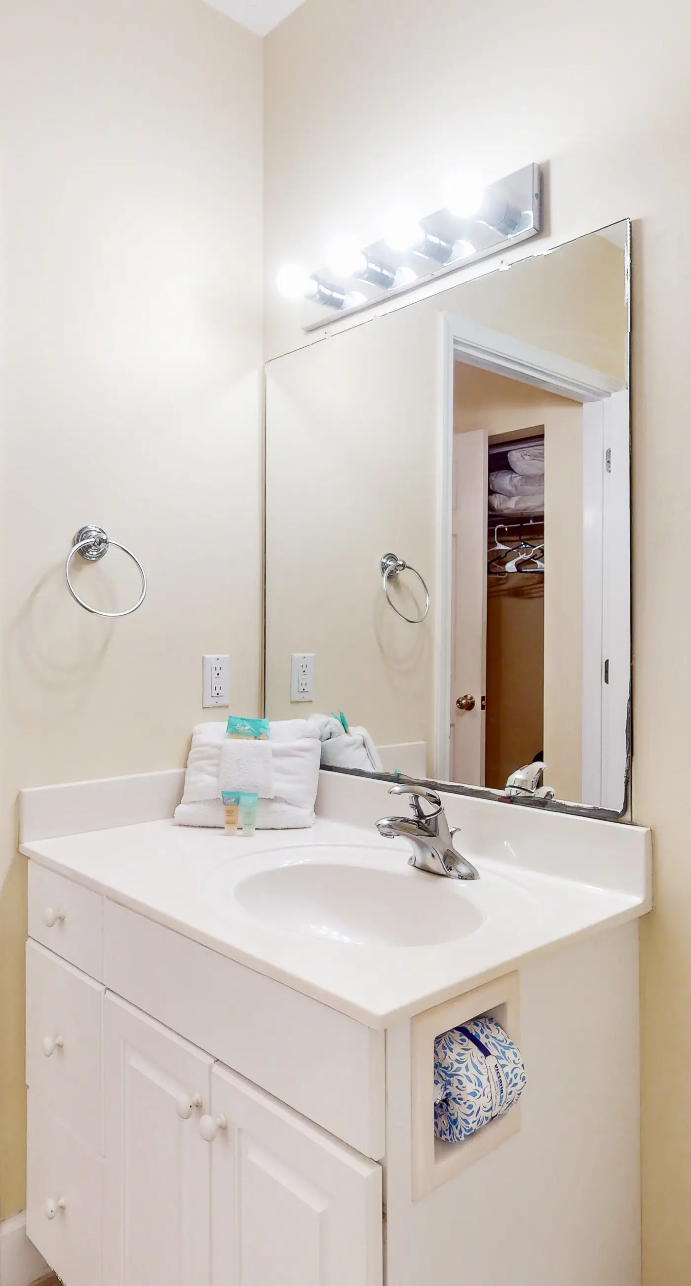 Inviting Gulf-front condo In Perdido Key with waterfront pool/hot tub and oceanfront balcony