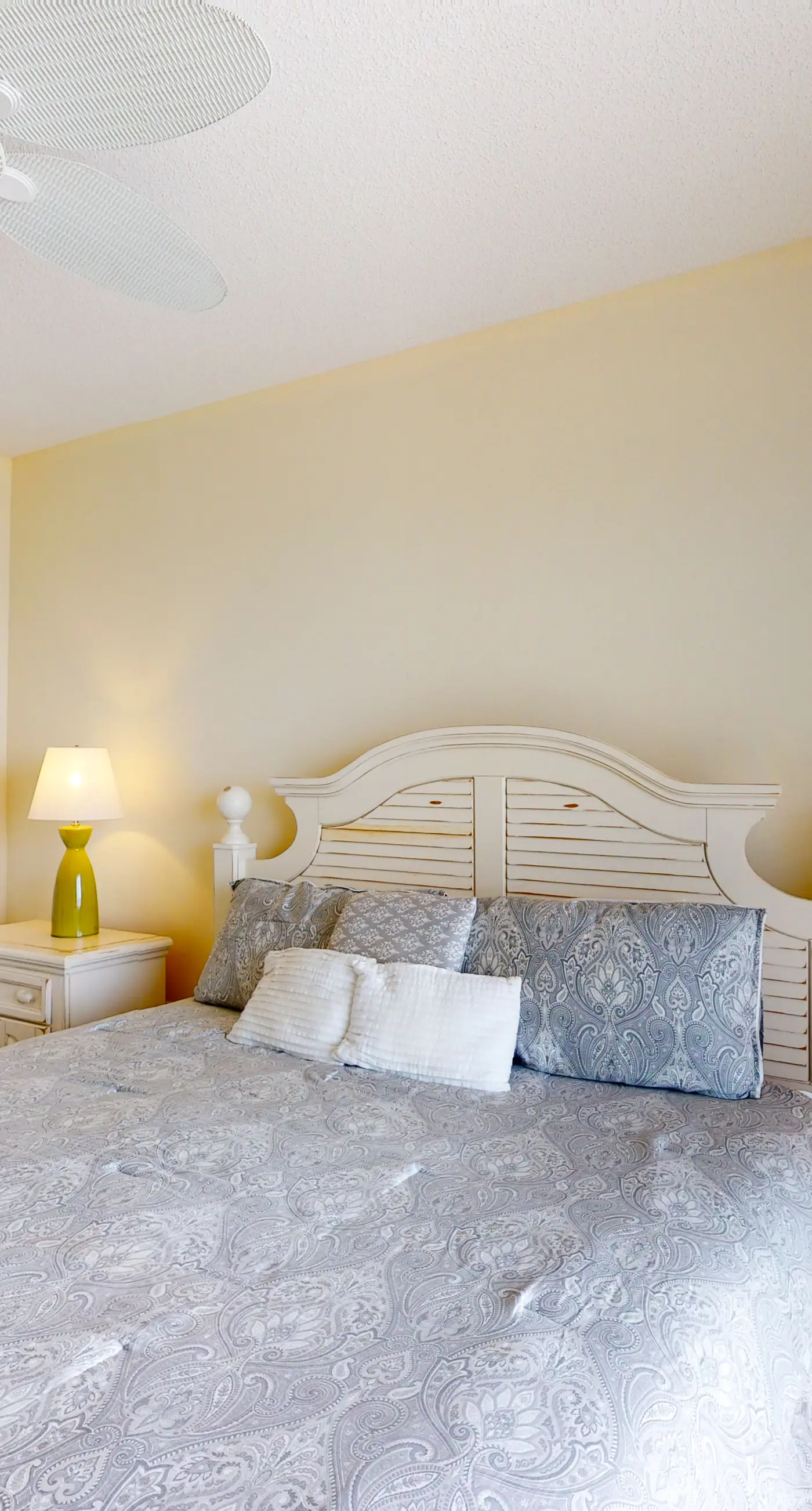 Inviting Gulf-front condo In Perdido Key with waterfront pool/hot tub and oceanfront balcony
