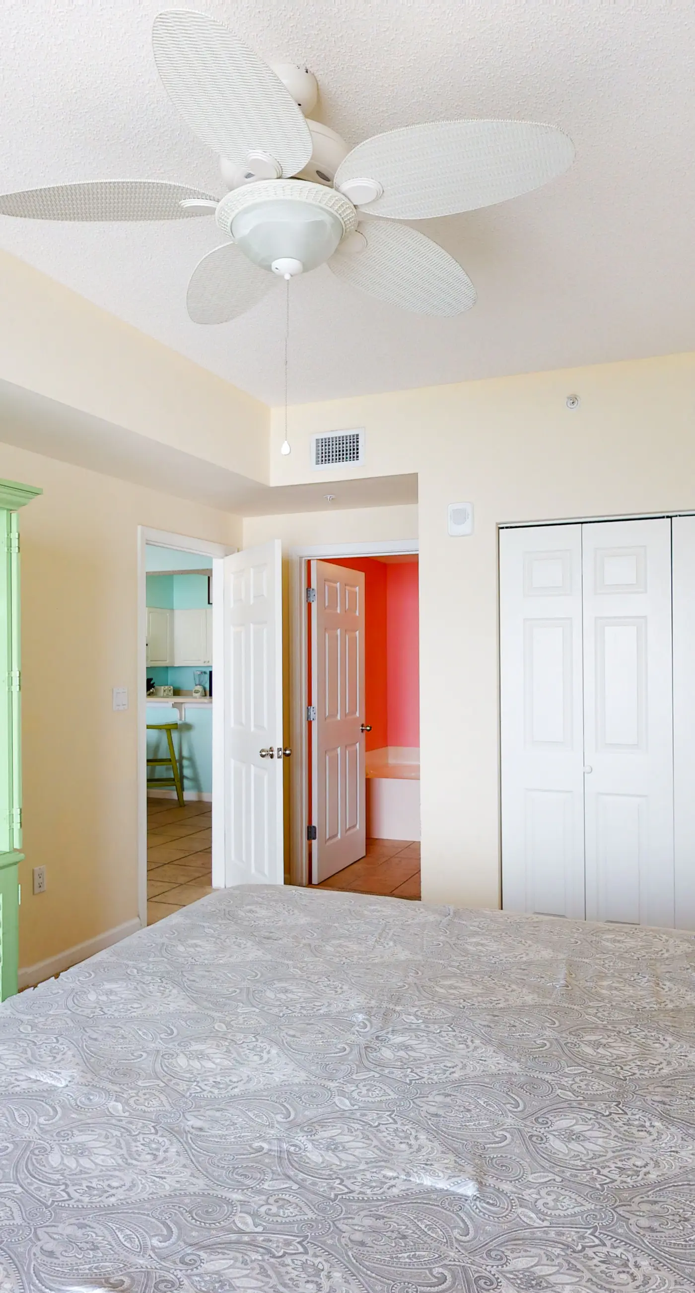 Inviting Gulf-front condo In Perdido Key with waterfront pool/hot tub and oceanfront balcony