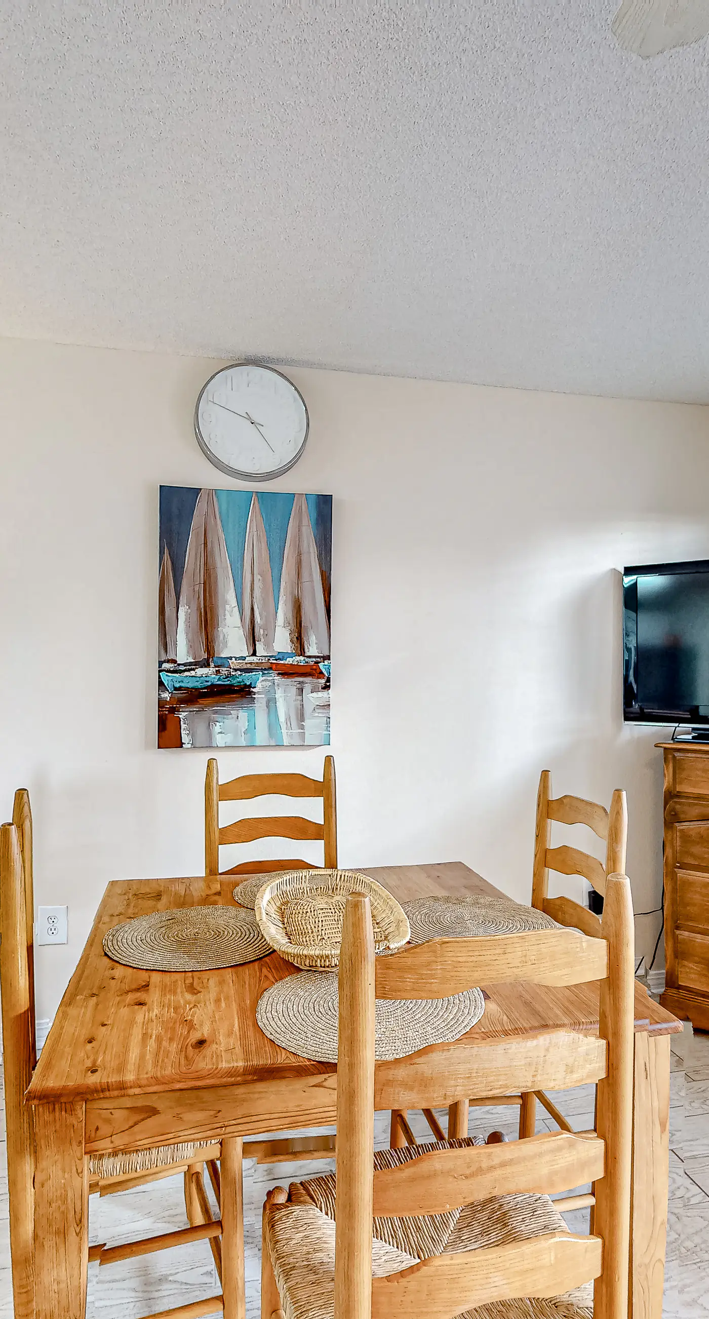 Snowbird-friendly condo near the ocean with patio, outdoor pool, & hot tub