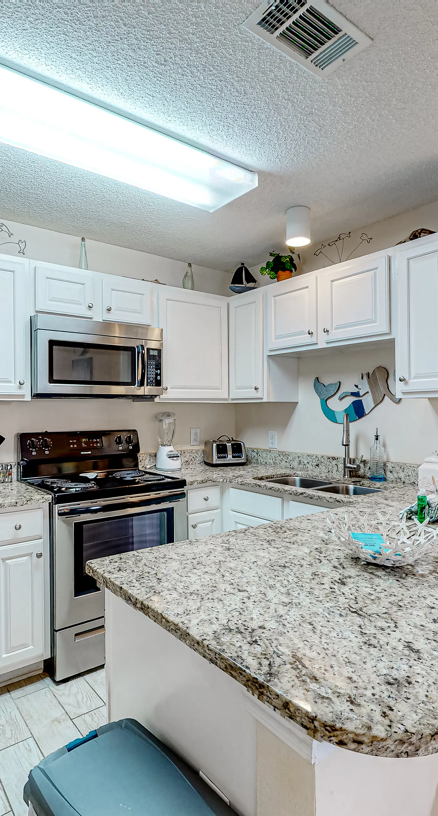 Snowbird-friendly condo near the ocean with patio, outdoor pool, & hot tub