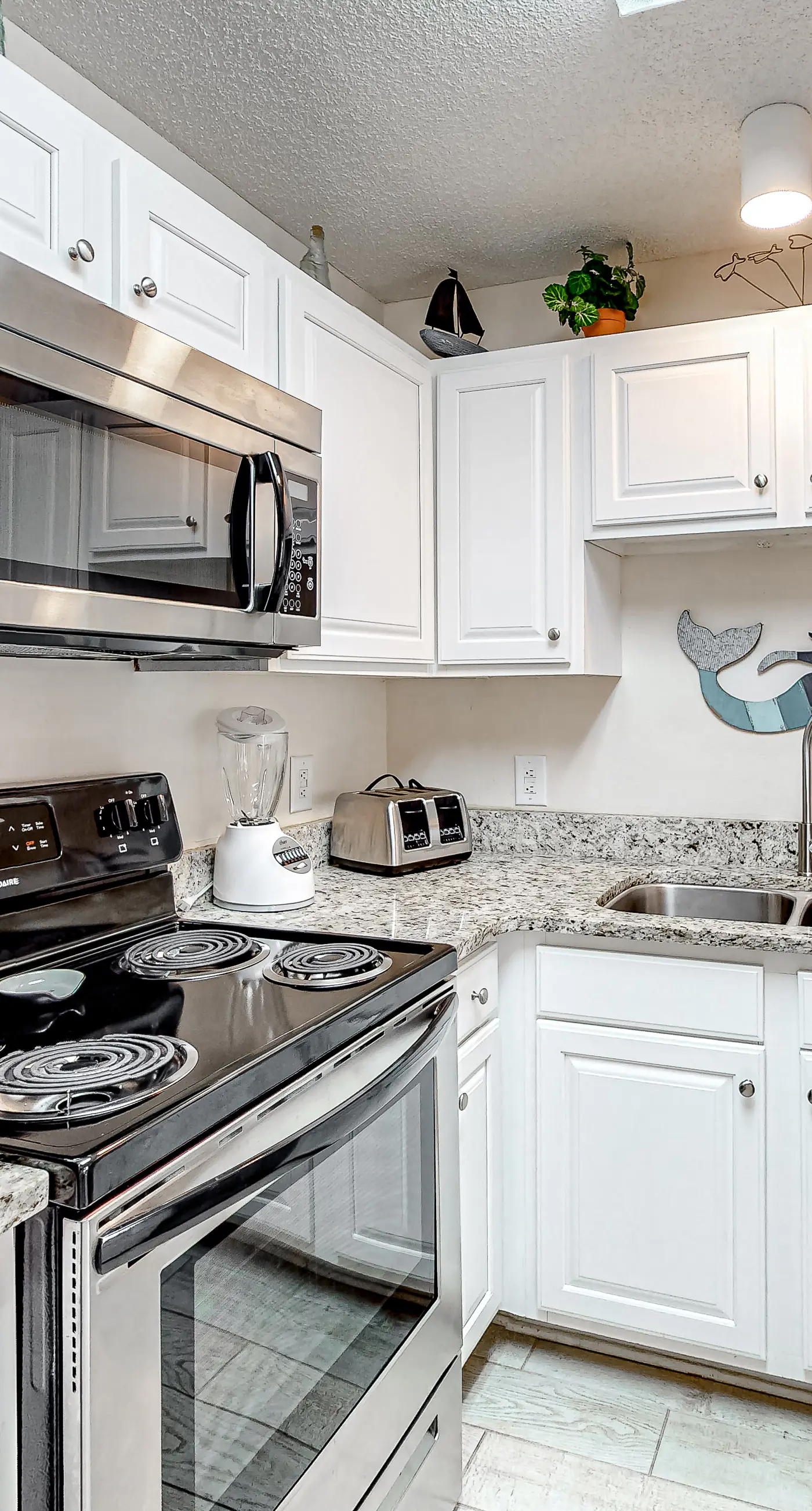 Snowbird-friendly condo near the ocean with patio, outdoor pool, & hot tub