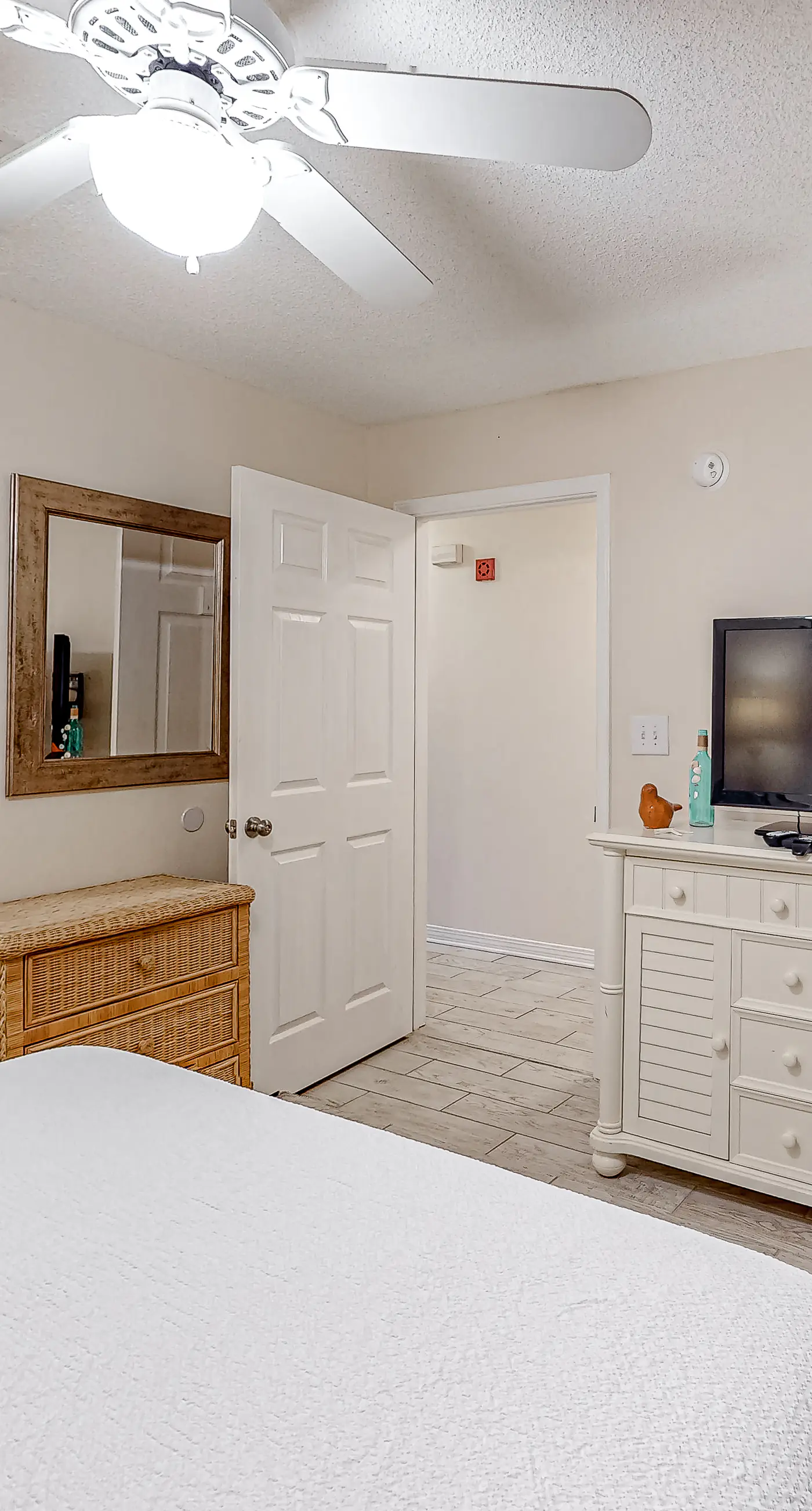 Snowbird-friendly condo near the ocean with patio, outdoor pool, & hot tub