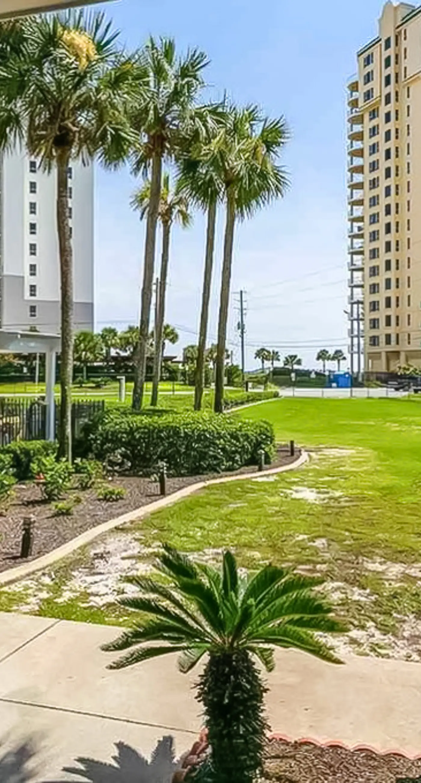 Snowbird-friendly condo near the ocean with patio, outdoor pool, & hot tub