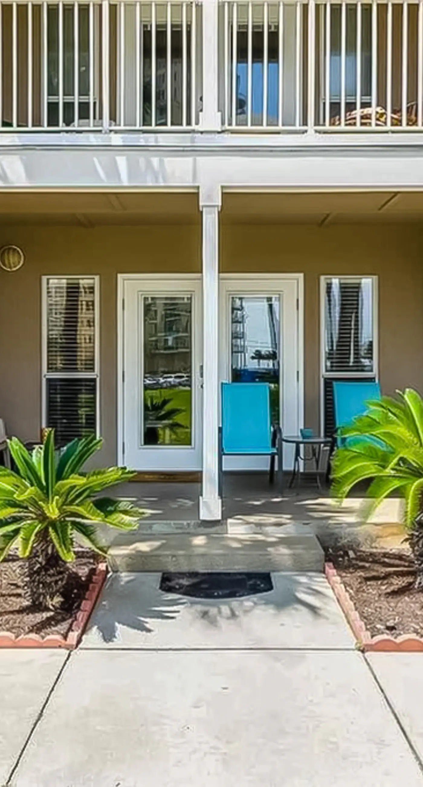 Snowbird-friendly condo near the ocean with patio, outdoor pool, & hot tub