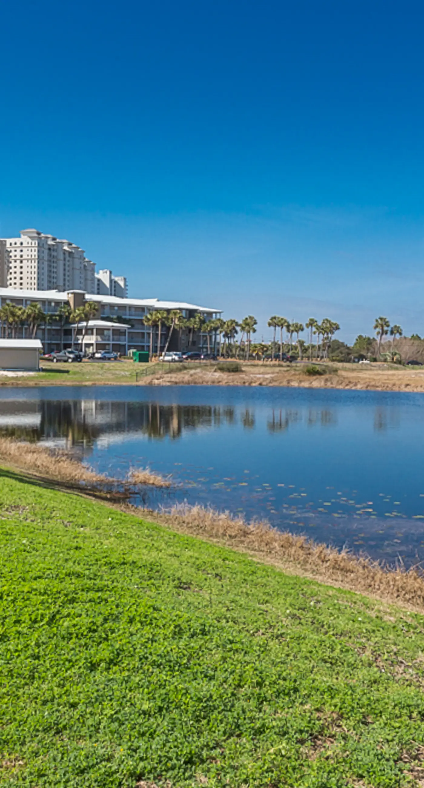 Snowbird-friendly condo near the ocean with patio, outdoor pool, & hot tub