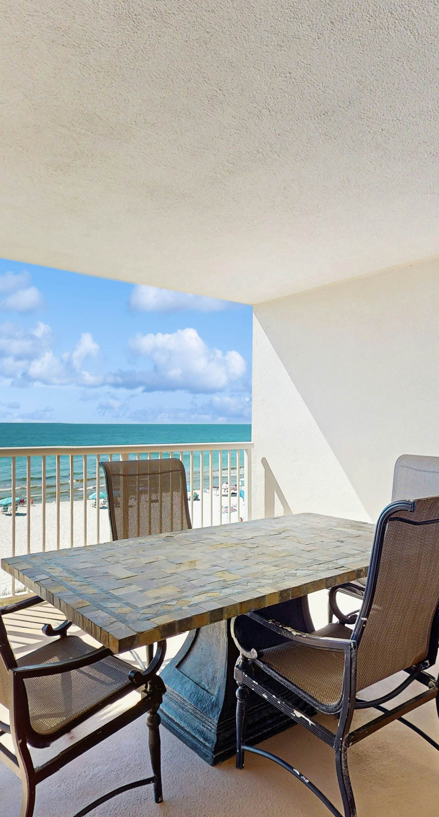 Gorgeous Oceanfront condo with washer/dryer, Gulf-front balcony & pool/hot tub