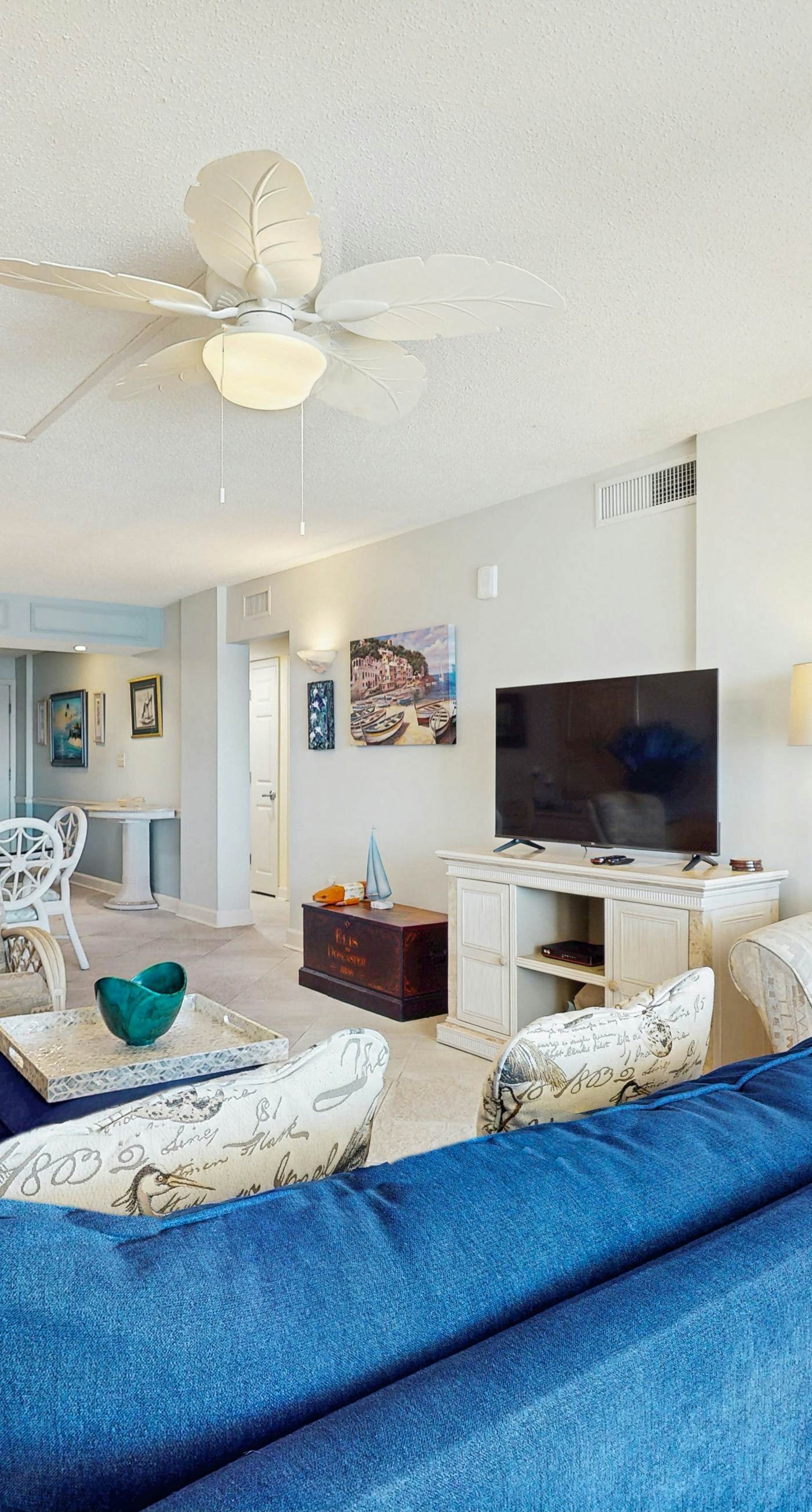 Gorgeous Oceanfront condo with washer/dryer, Gulf-front balcony & pool/hot tub