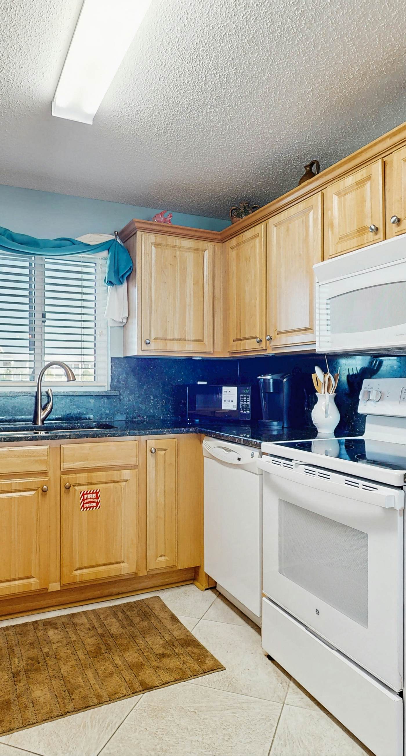 Gorgeous Oceanfront condo with washer/dryer, Gulf-front balcony & pool/hot tub