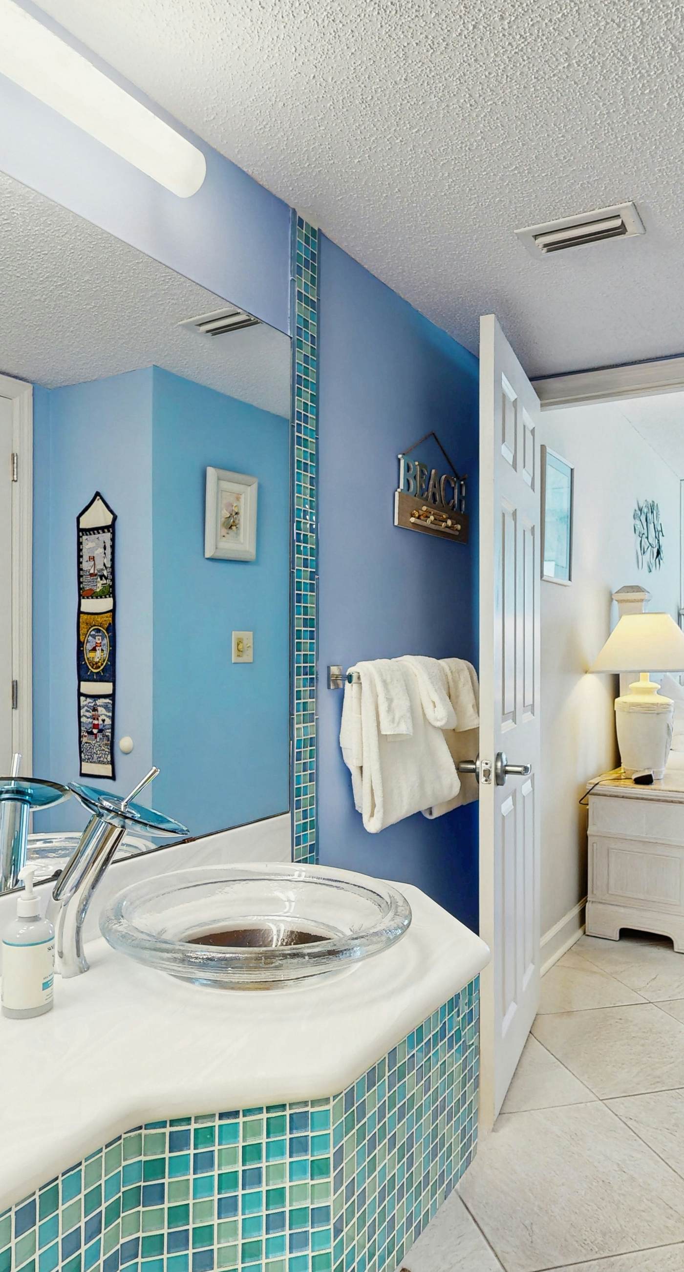 Gorgeous Oceanfront condo with washer/dryer, Gulf-front balcony & pool/hot tub