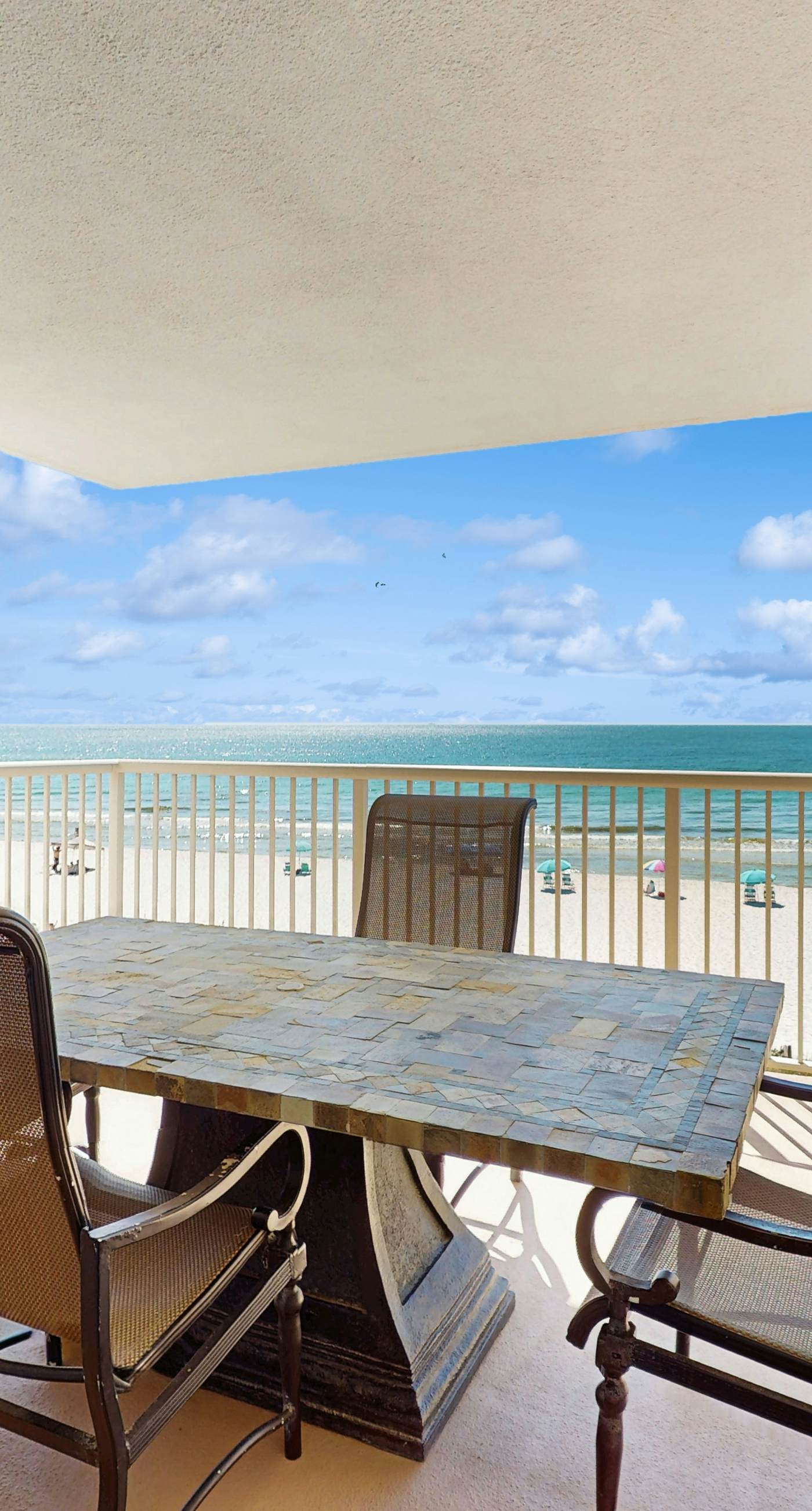 Gorgeous Oceanfront condo with washer/dryer, Gulf-front balcony & pool/hot tub