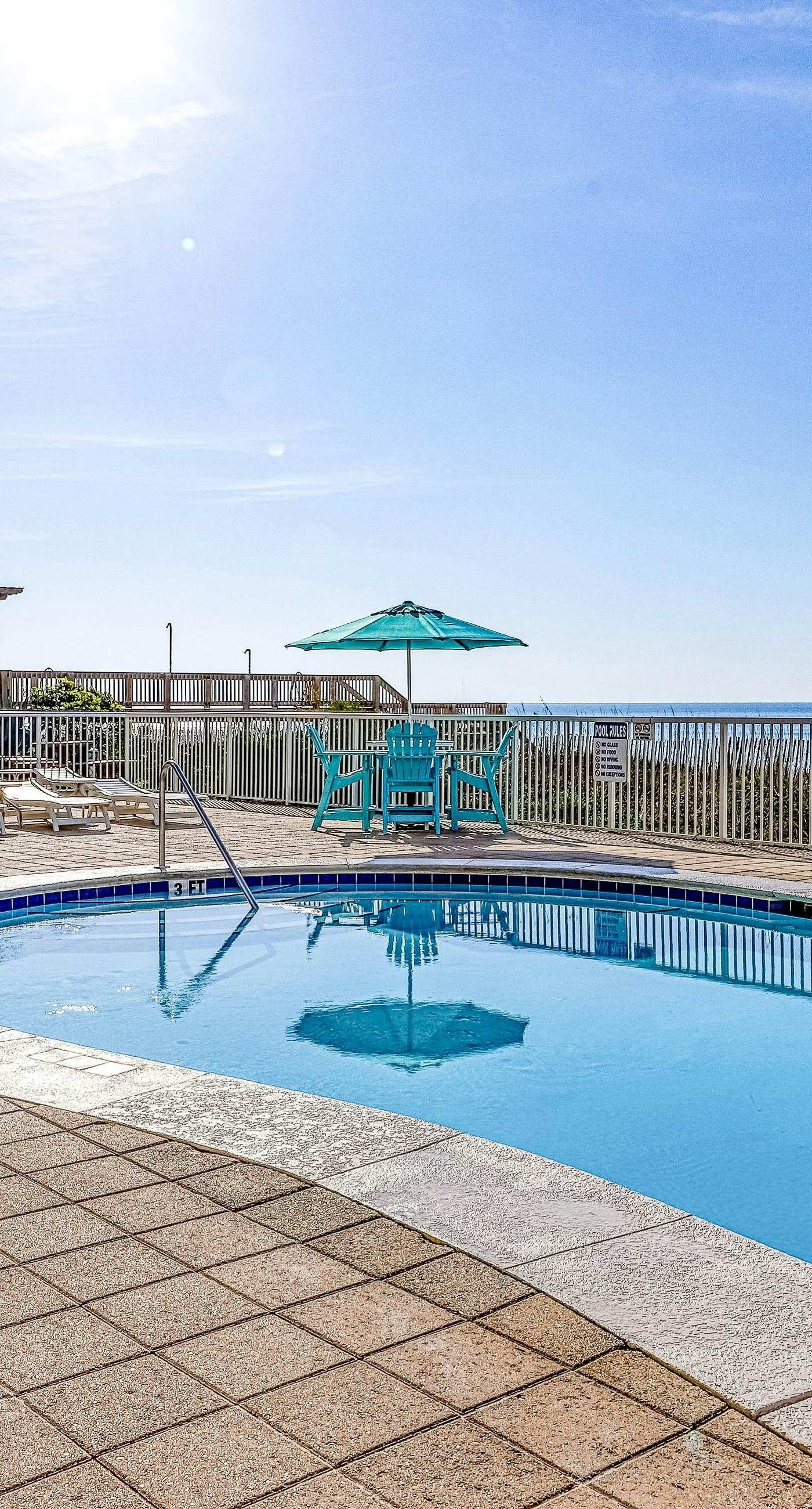 Gorgeous Oceanfront condo with washer/dryer, Gulf-front balcony & pool/hot tub