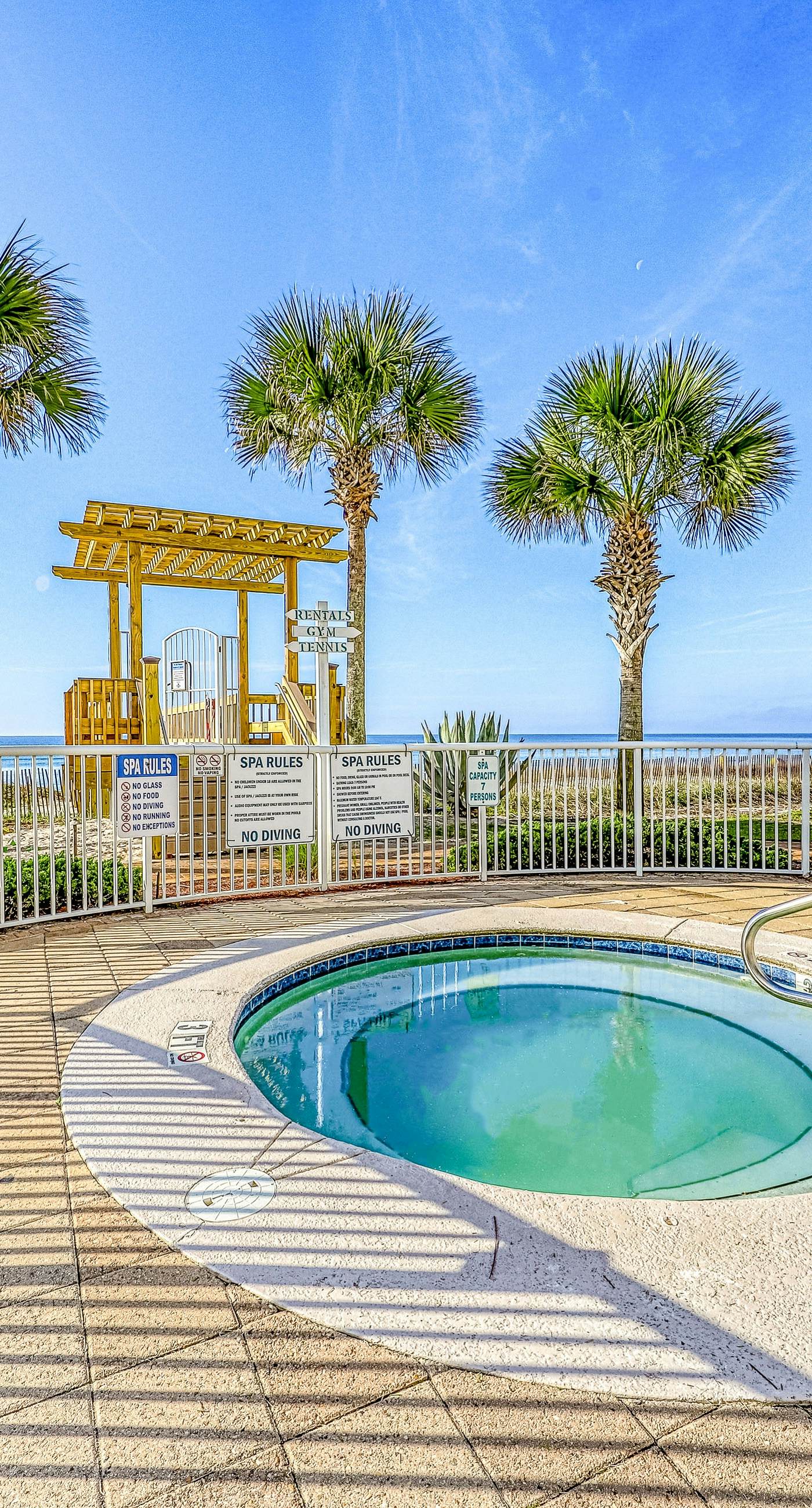 Gorgeous Oceanfront condo with washer/dryer, Gulf-front balcony & pool/hot tub