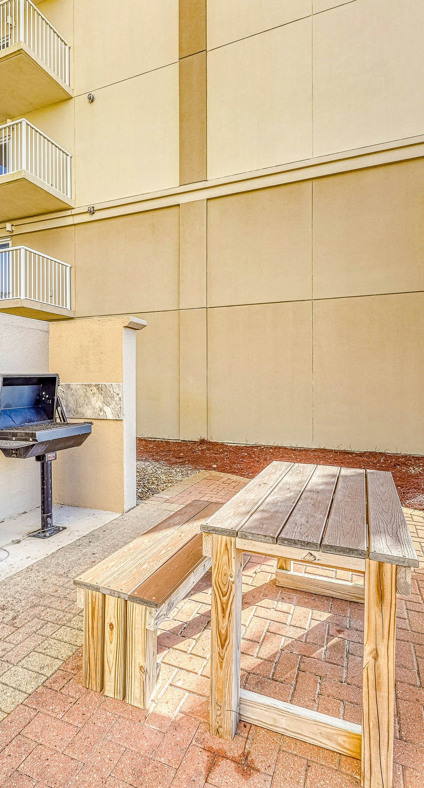 Gorgeous Oceanfront condo with washer/dryer, Gulf-front balcony & pool/hot tub