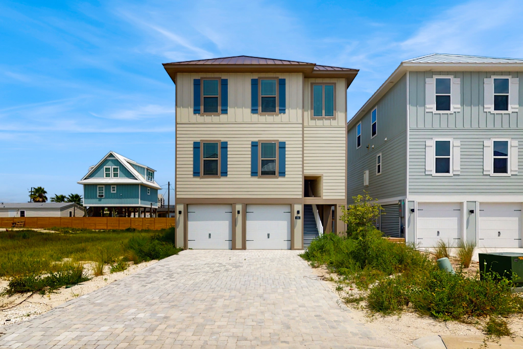 Nautical home in coastal community with shared pool, Wifi, Pet friendly