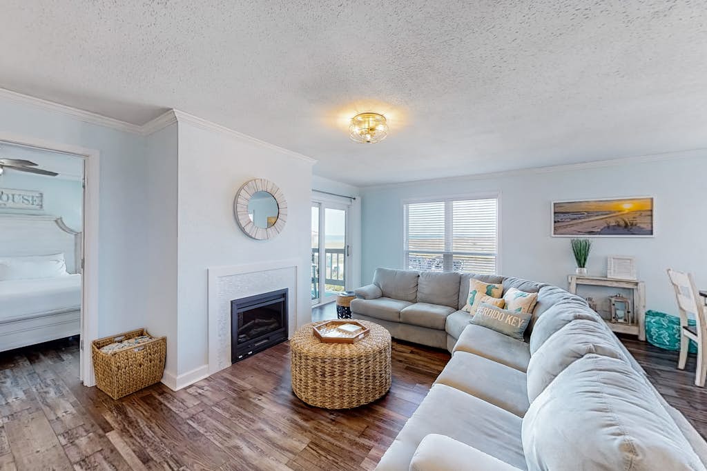 Ideally located coastal condo with Gulf views, private balcony & beach access