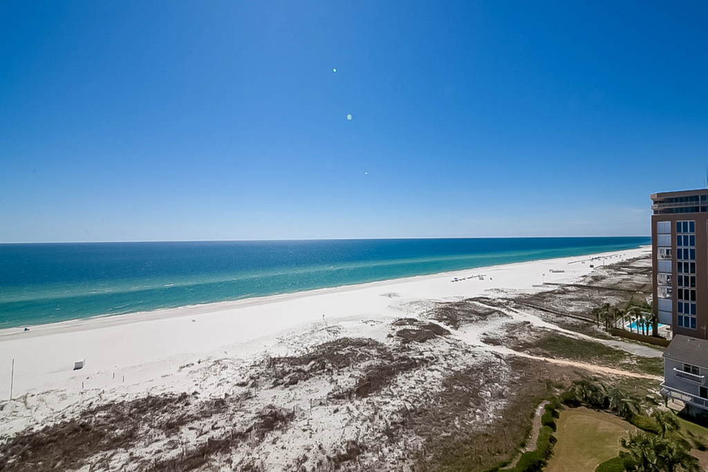 Open condo, on-site pool & hot tub, gulf-front balcony, on the beach