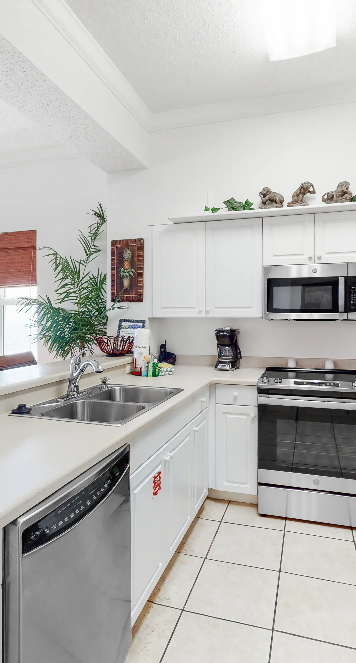 Inviting Gulf-front condo In Perdido Key with waterfront pool/hot tub and oceanfront balcony