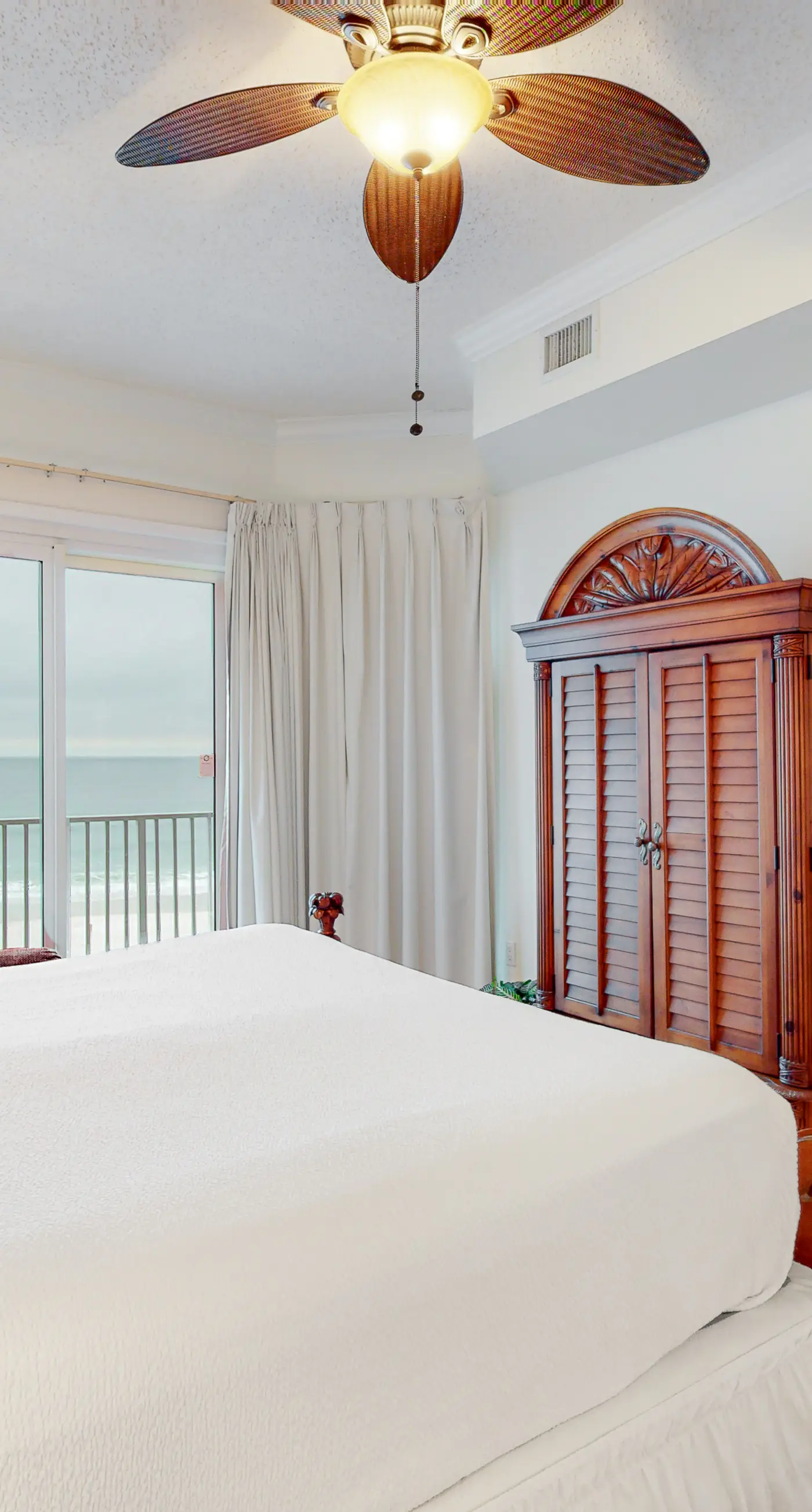 Inviting Gulf-front condo In Perdido Key with waterfront pool/hot tub and oceanfront balcony