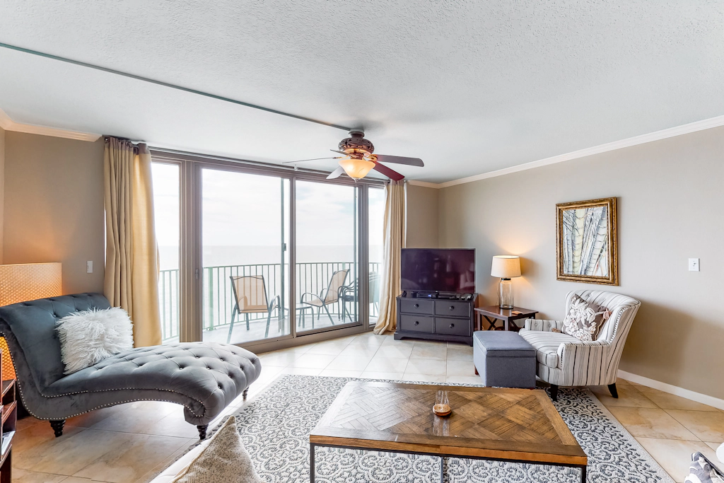 9th-floor, Gulf-front condo with spectacular views, pool, beach access & private balcony