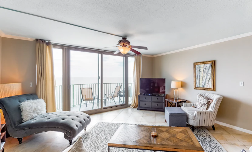 9th-floor, Gulf-front condo with spectacular views, pool, beach access & private balcony