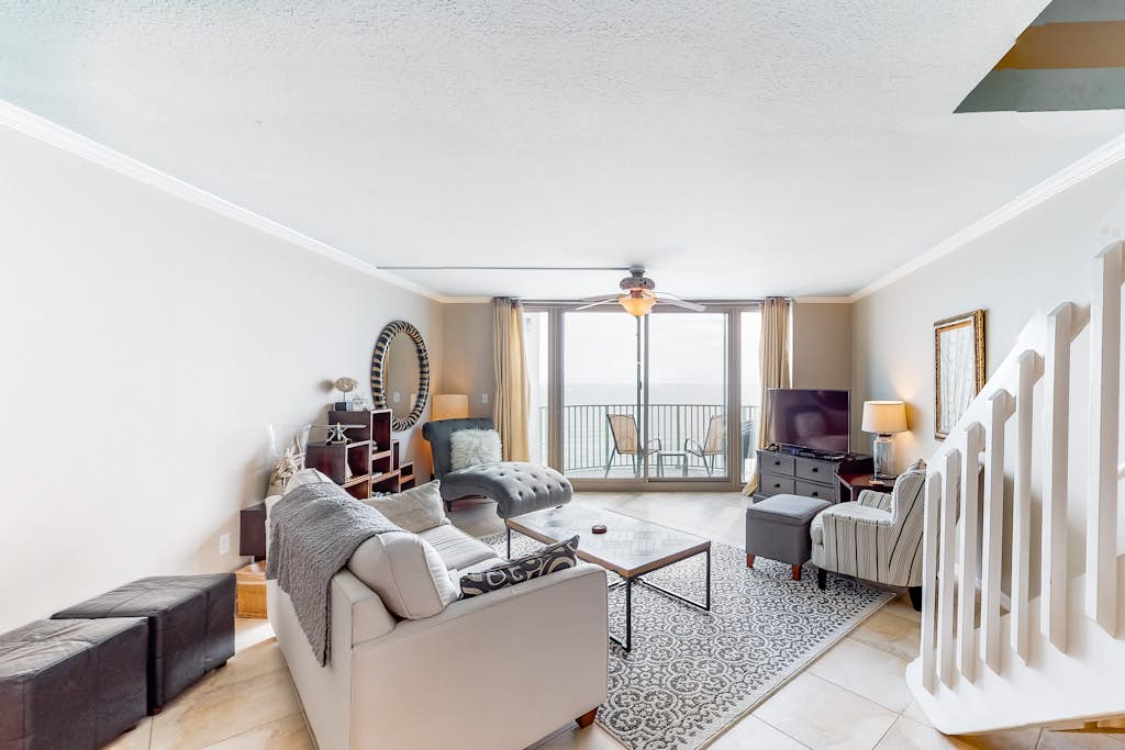 9th-floor, Gulf-front condo with spectacular views, pool, beach access & private balcony