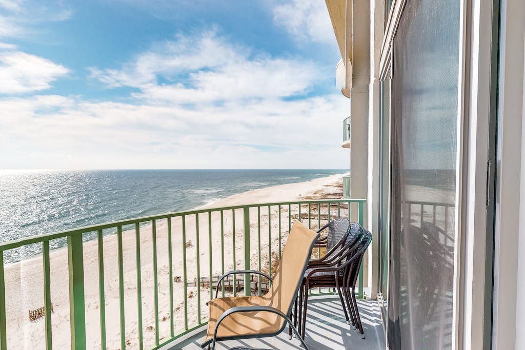 9th-floor, Gulf-front condo with spectacular views, pool, beach access & private balcony