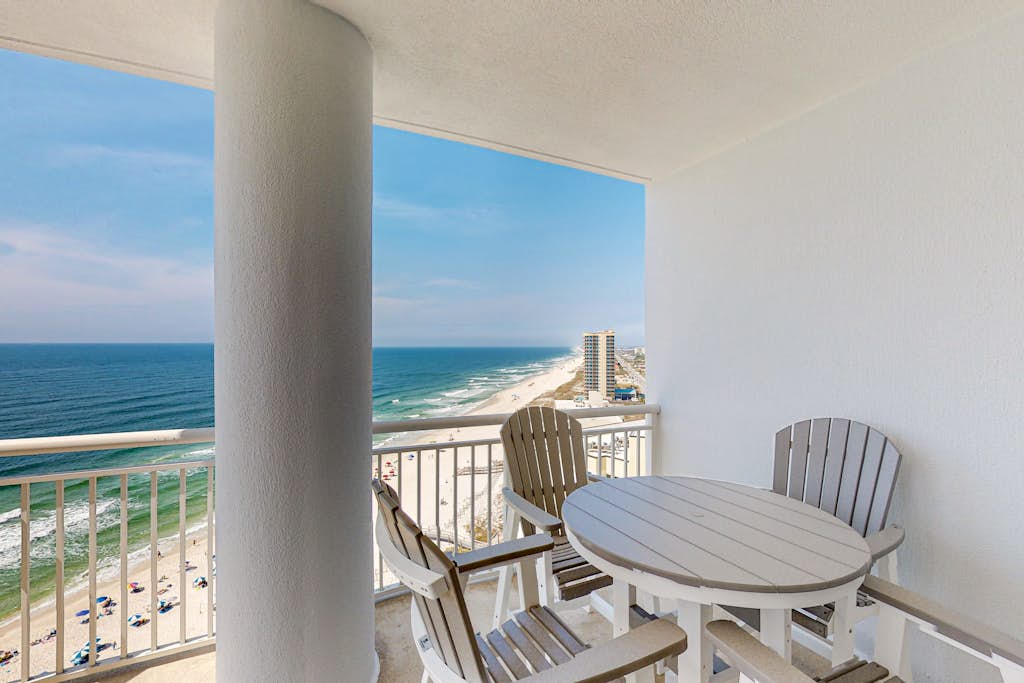 Oceanfront condo with pools, hot tub, tennis & gym - easy beach access