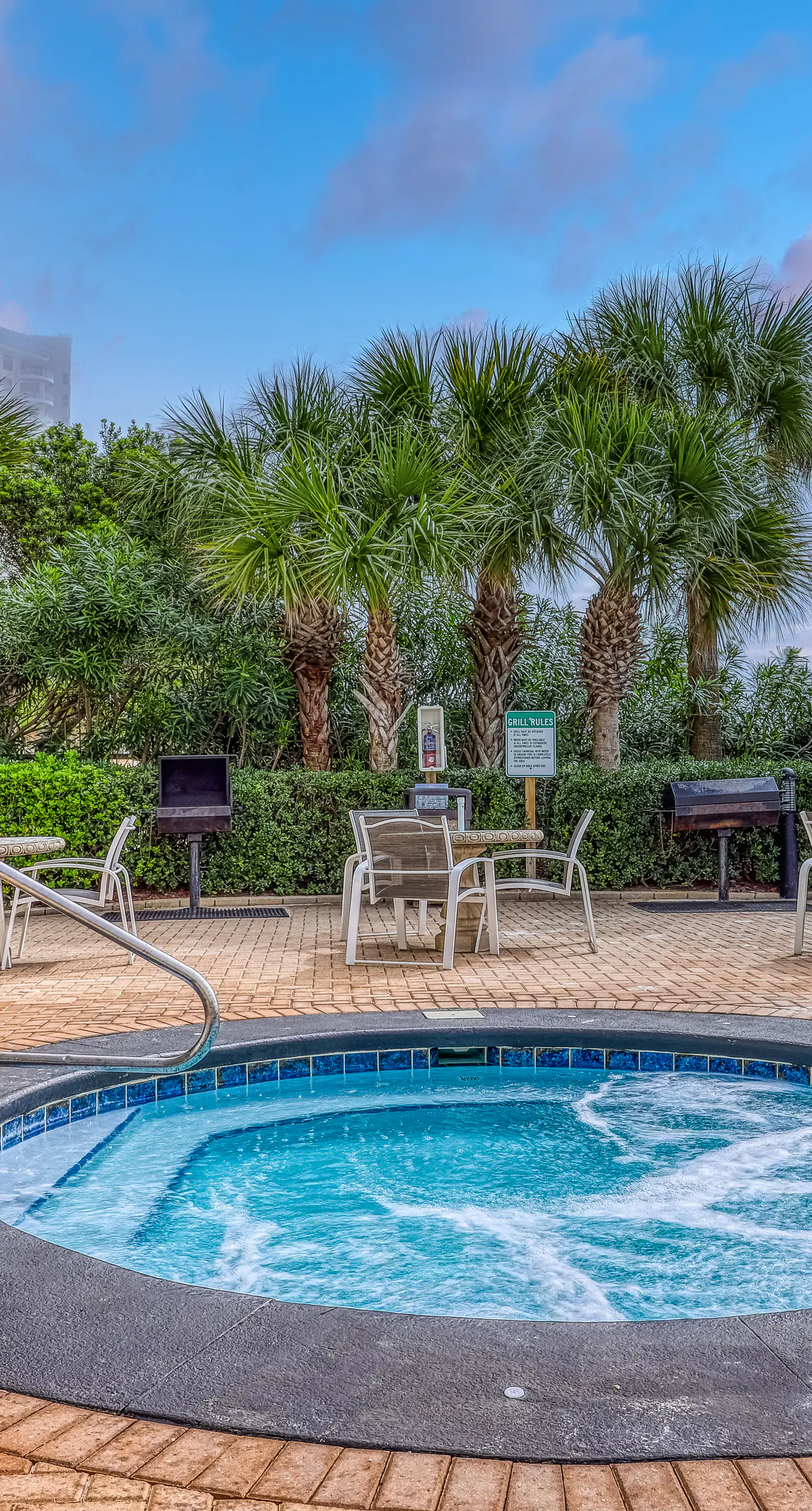 Oceanfront condo with pools, hot tub, tennis & gym - easy beach access