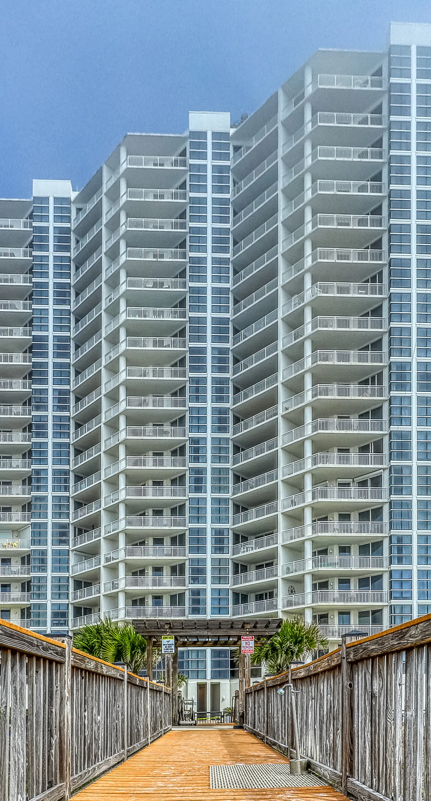 Oceanfront condo with pools, hot tub, tennis & gym - easy beach access