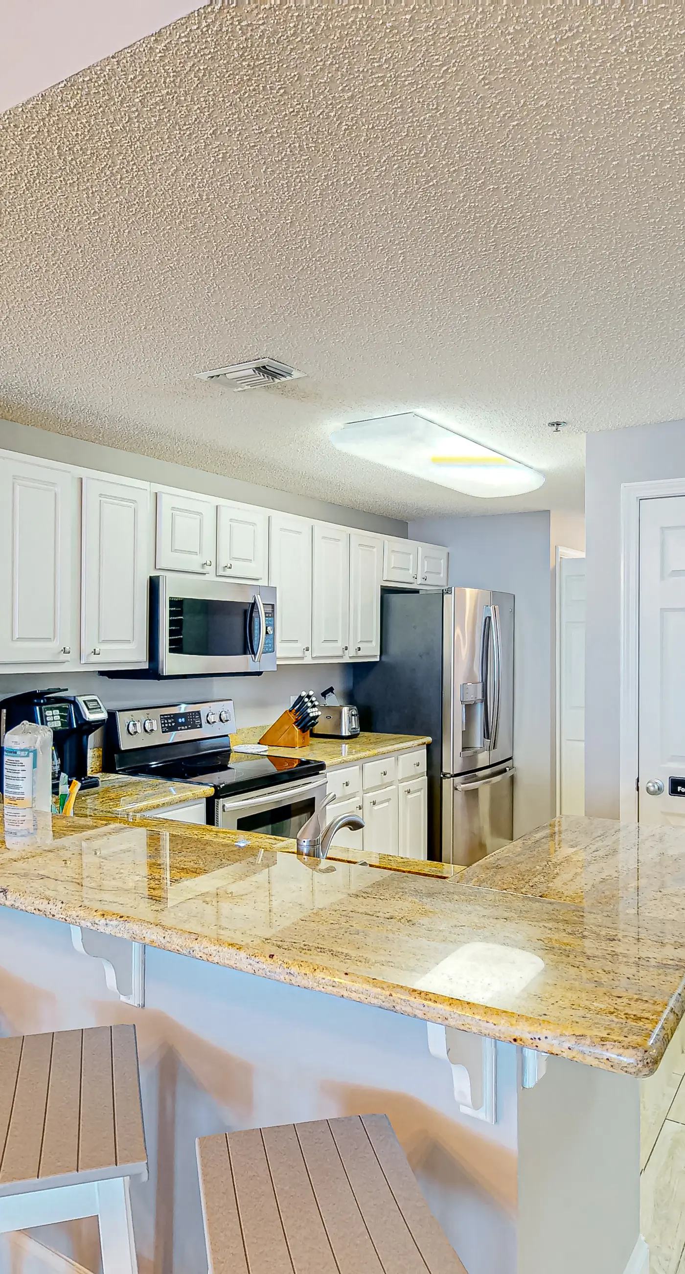 Oceanfront condo with pools, hot tub, tennis & gym - easy beach access