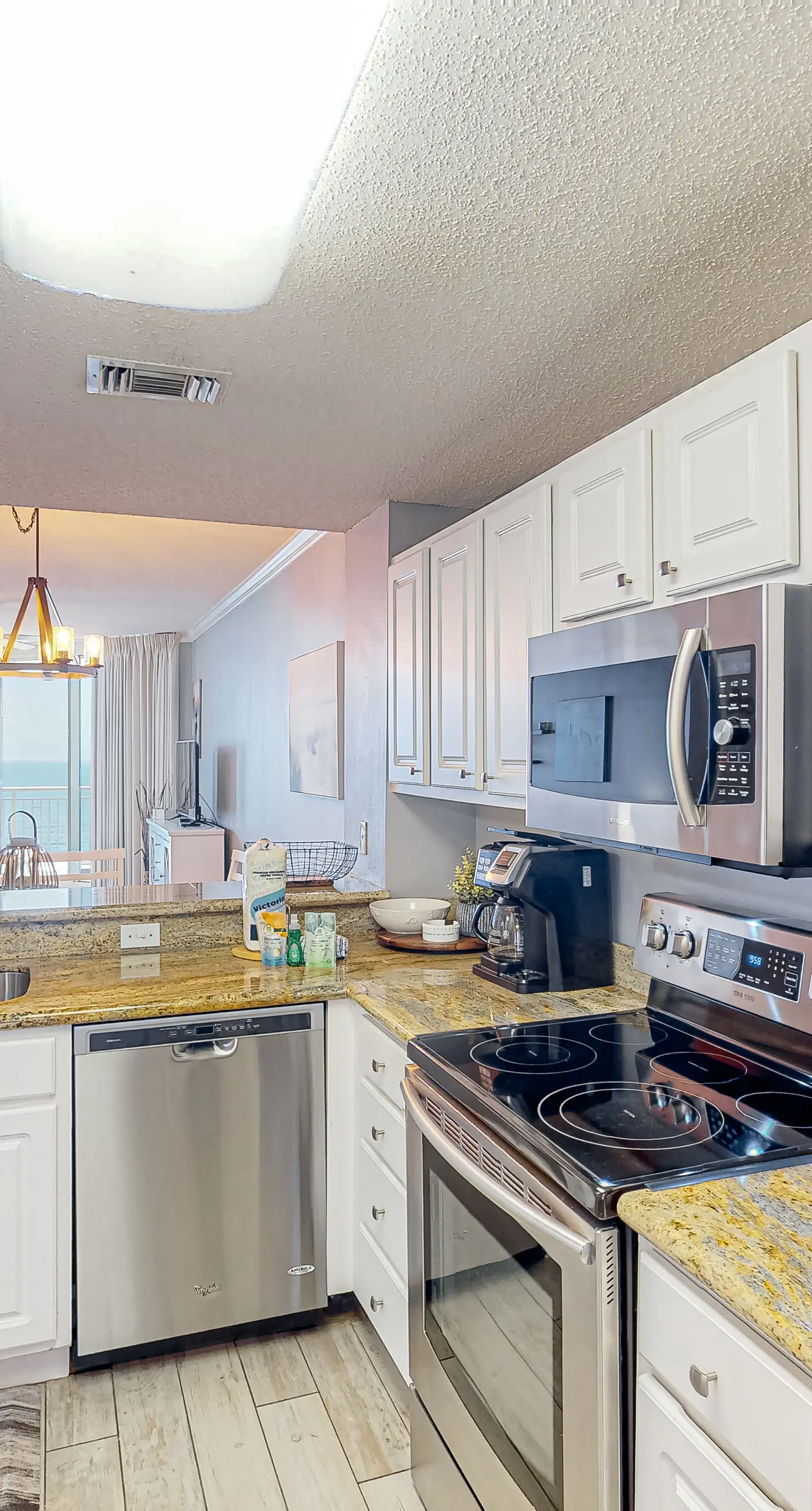 Oceanfront condo with pools, hot tub, tennis & gym - easy beach access