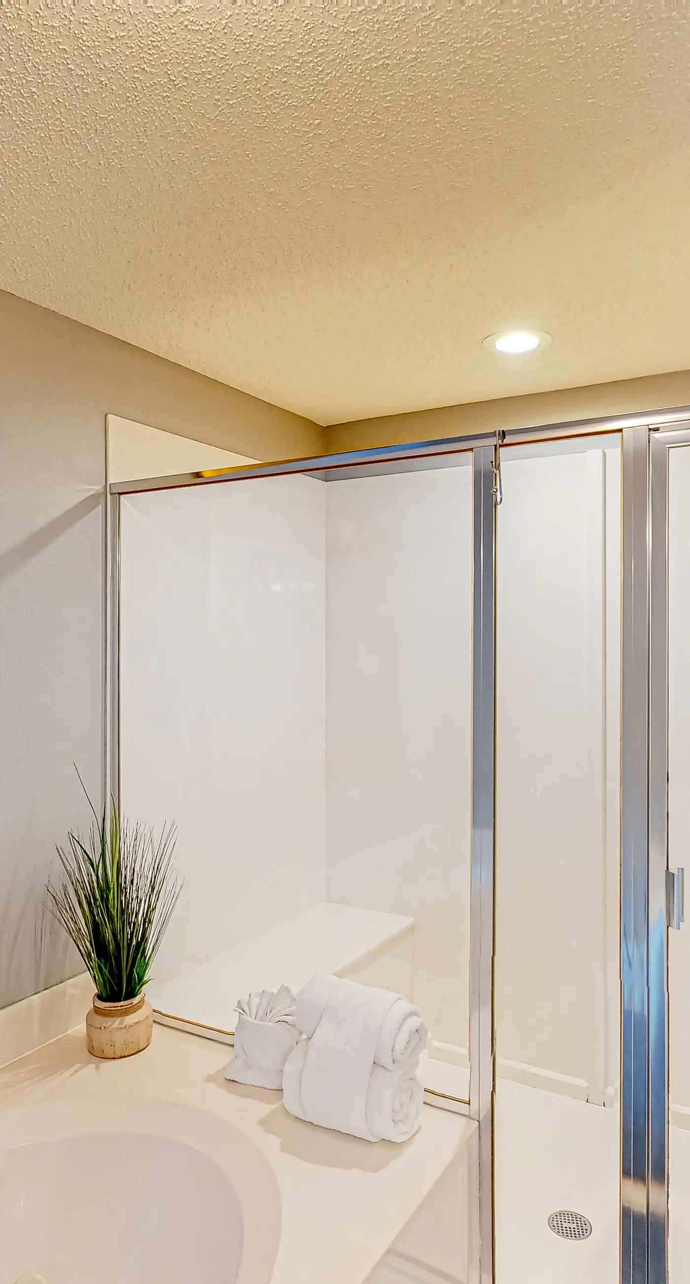 Oceanfront condo with pools, hot tub, tennis & gym - easy beach access