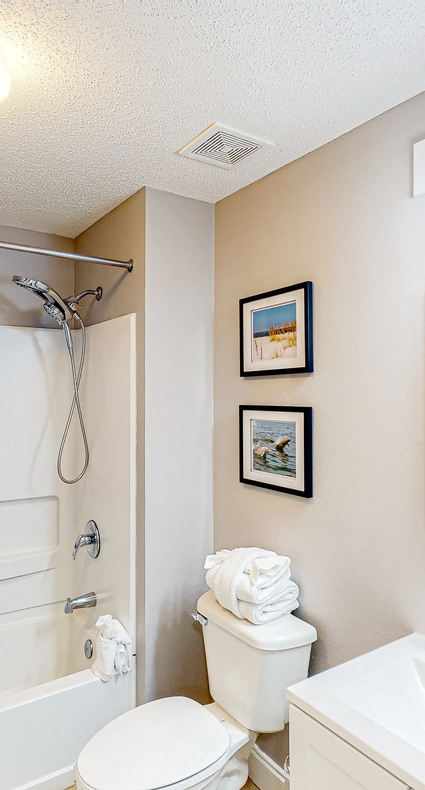 Oceanfront condo with pools, hot tub, tennis & gym - easy beach access