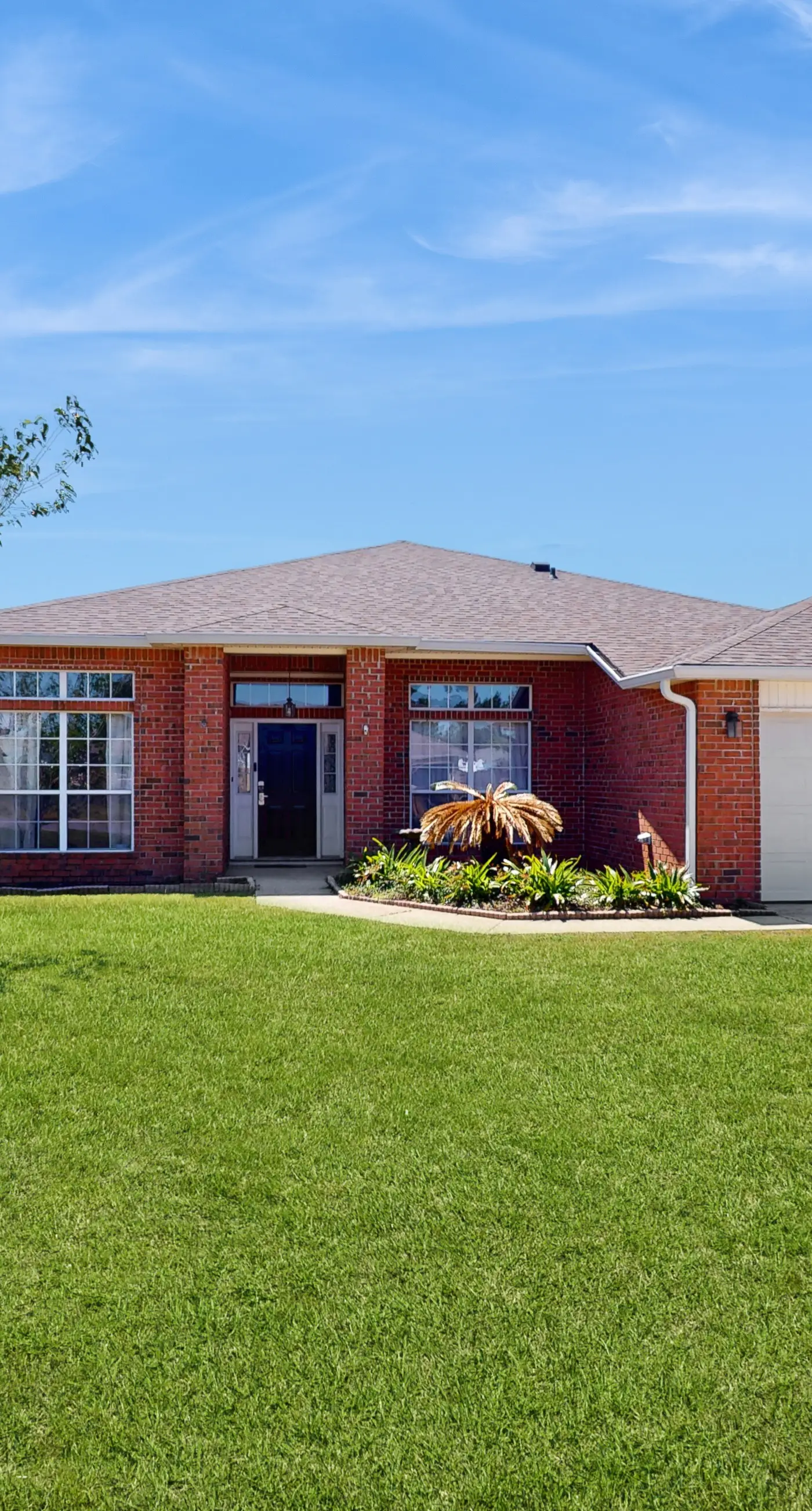 Gorgeous pet friendly coastal home with plenty of space and easy beach access