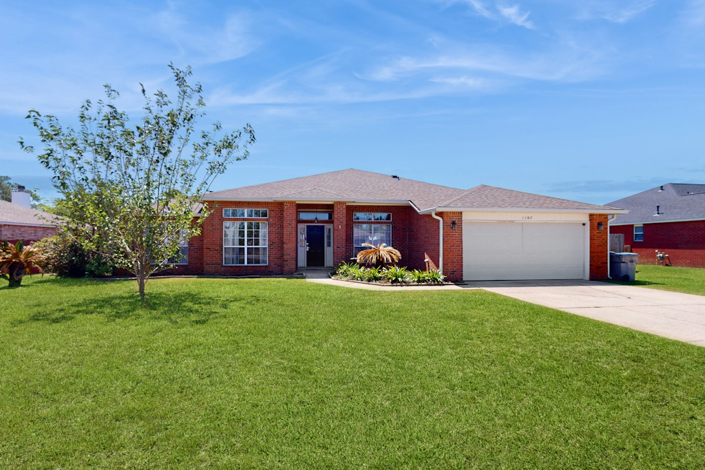 Gorgeous pet friendly coastal home with plenty of space and easy beach access